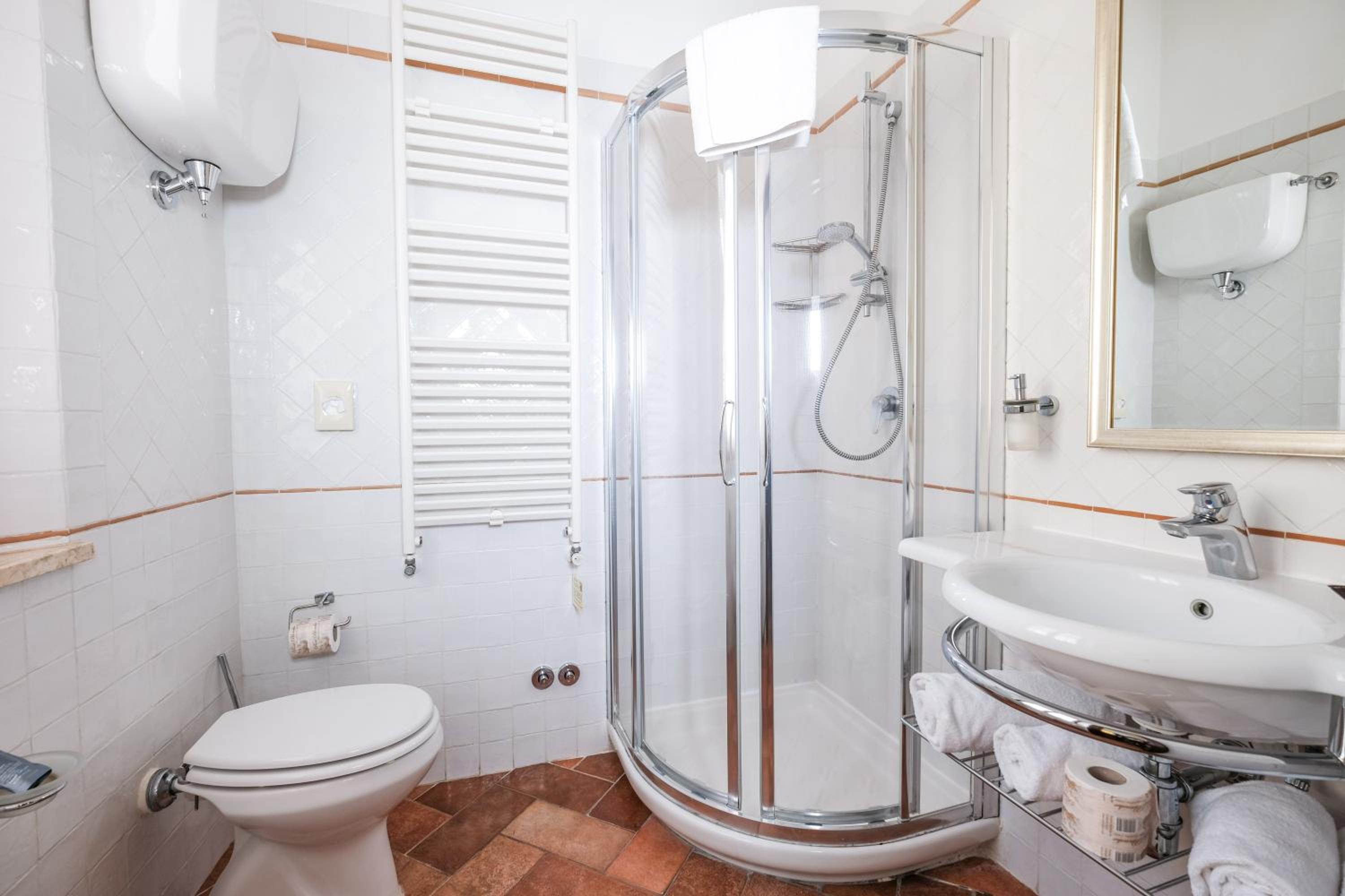 Double Room - Photo 12