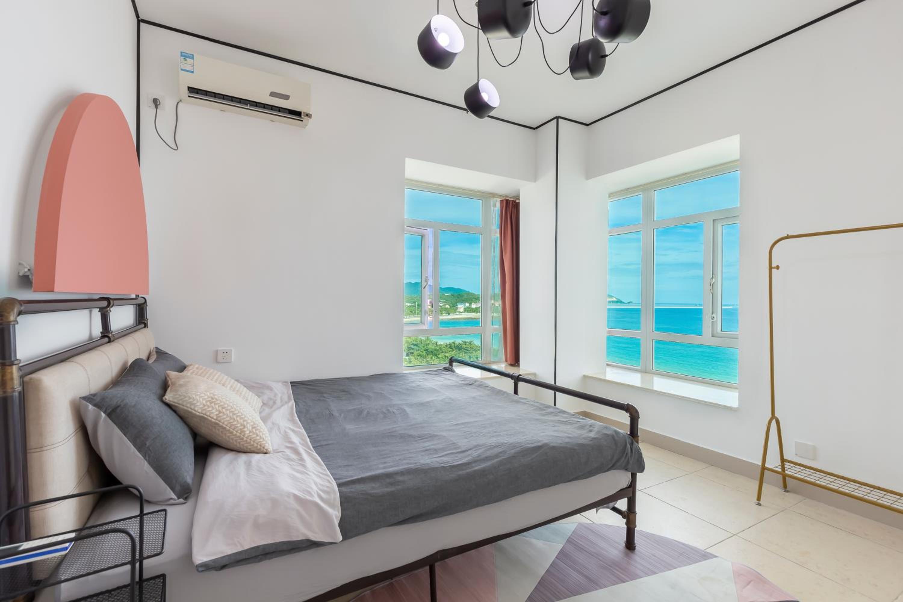 Deluxe Suite with Sea View - Photo 12
