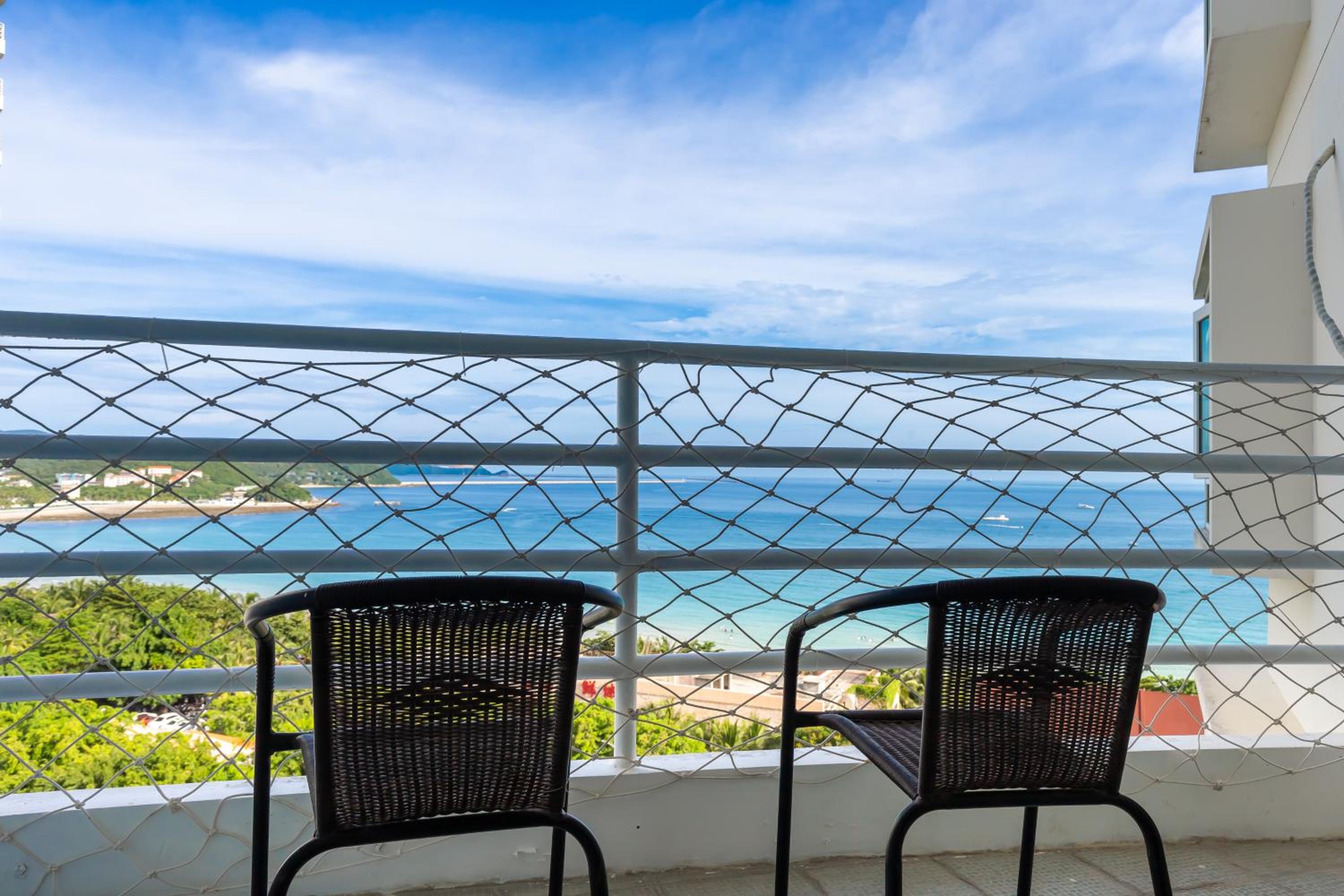 Deluxe Suite with Sea View - Photo 16