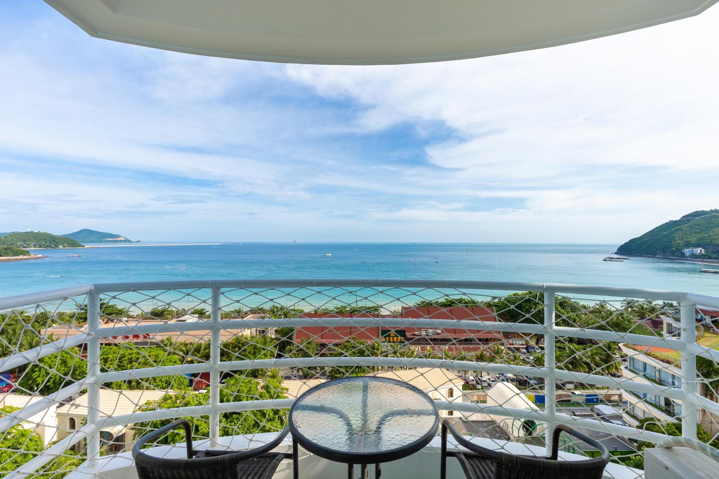 Deluxe Suite with Sea View - Photo 35