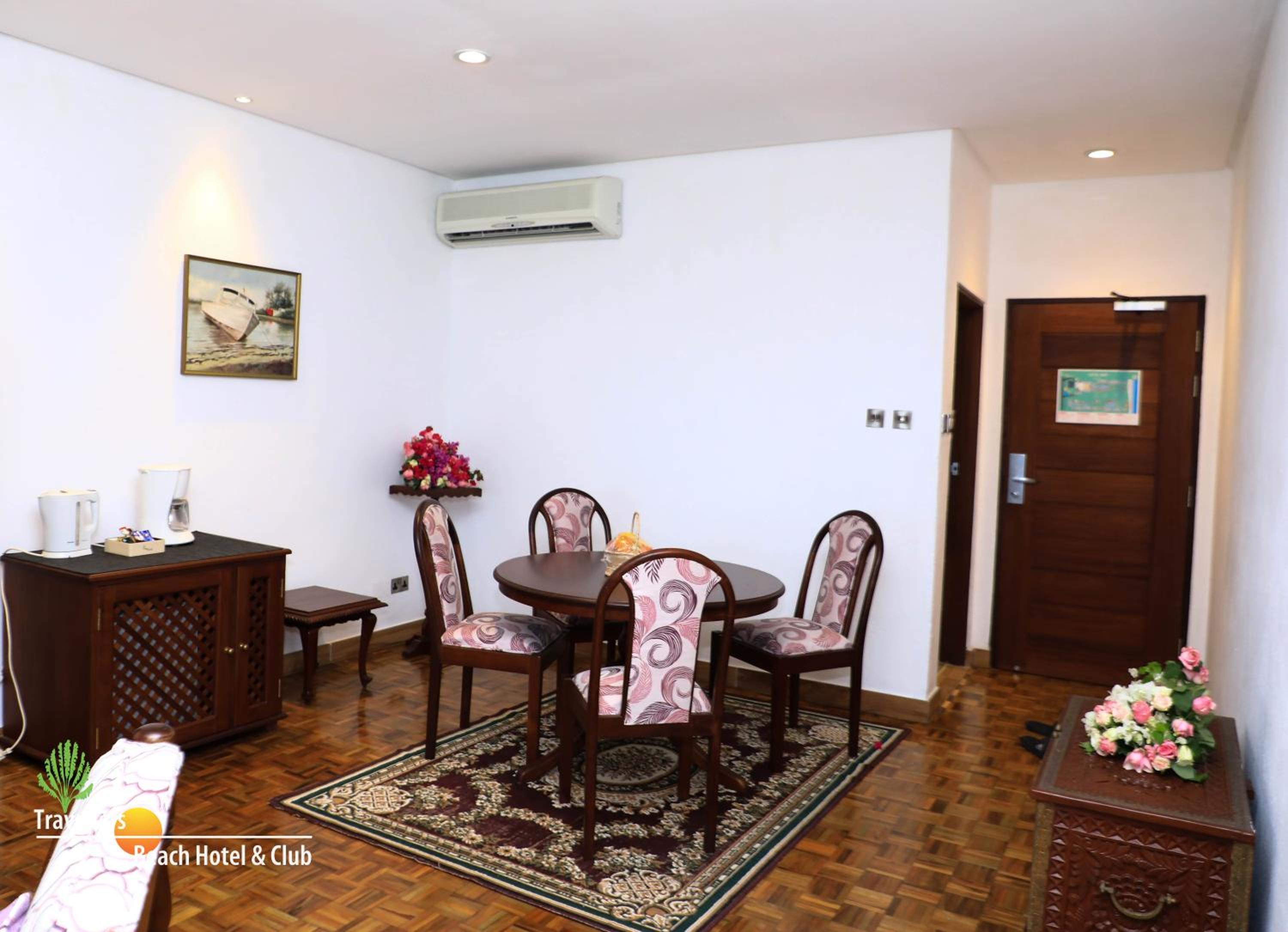 Junior Suite with Balcony - Photo 6