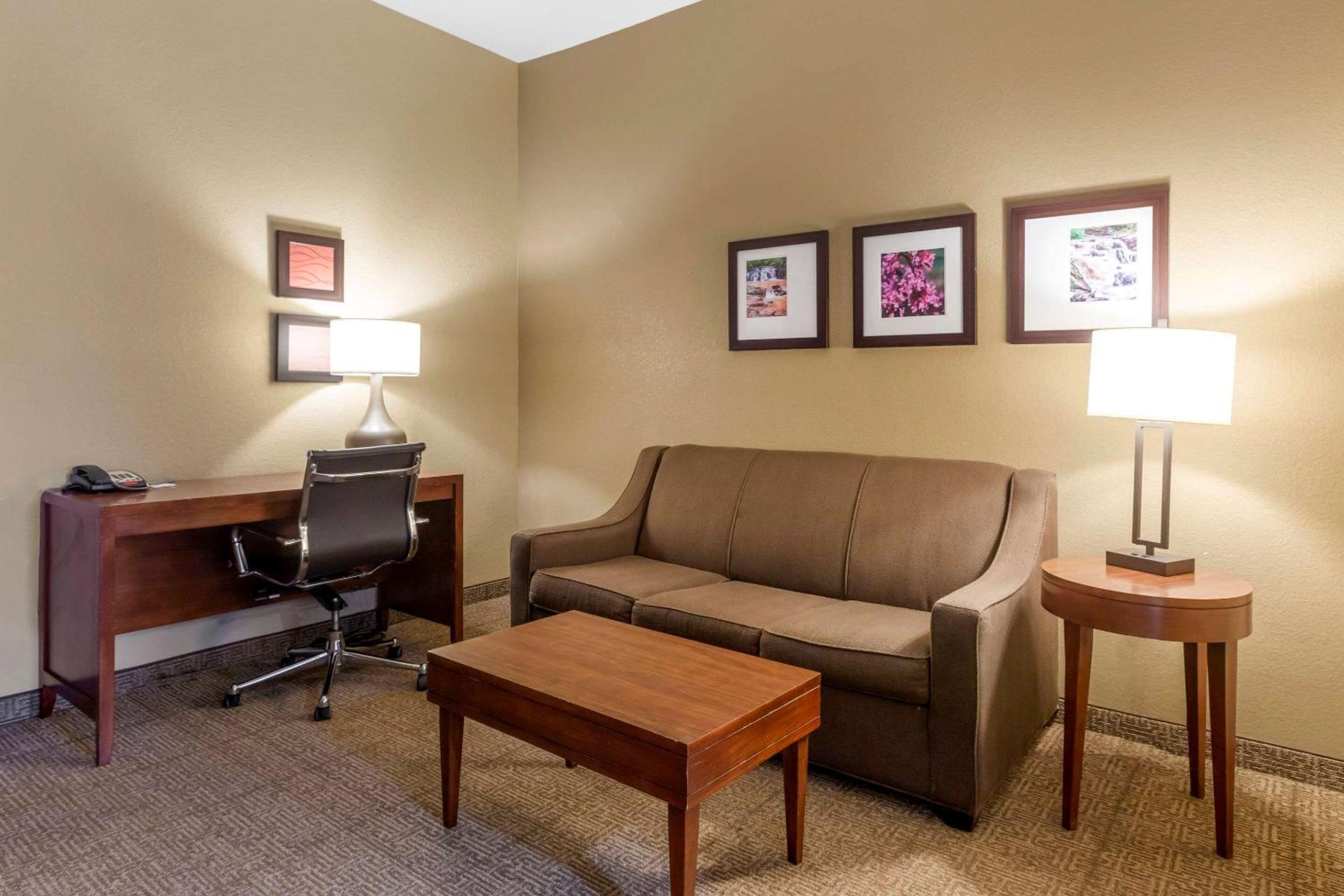 King Suite - Non-Smoking - Photo 1