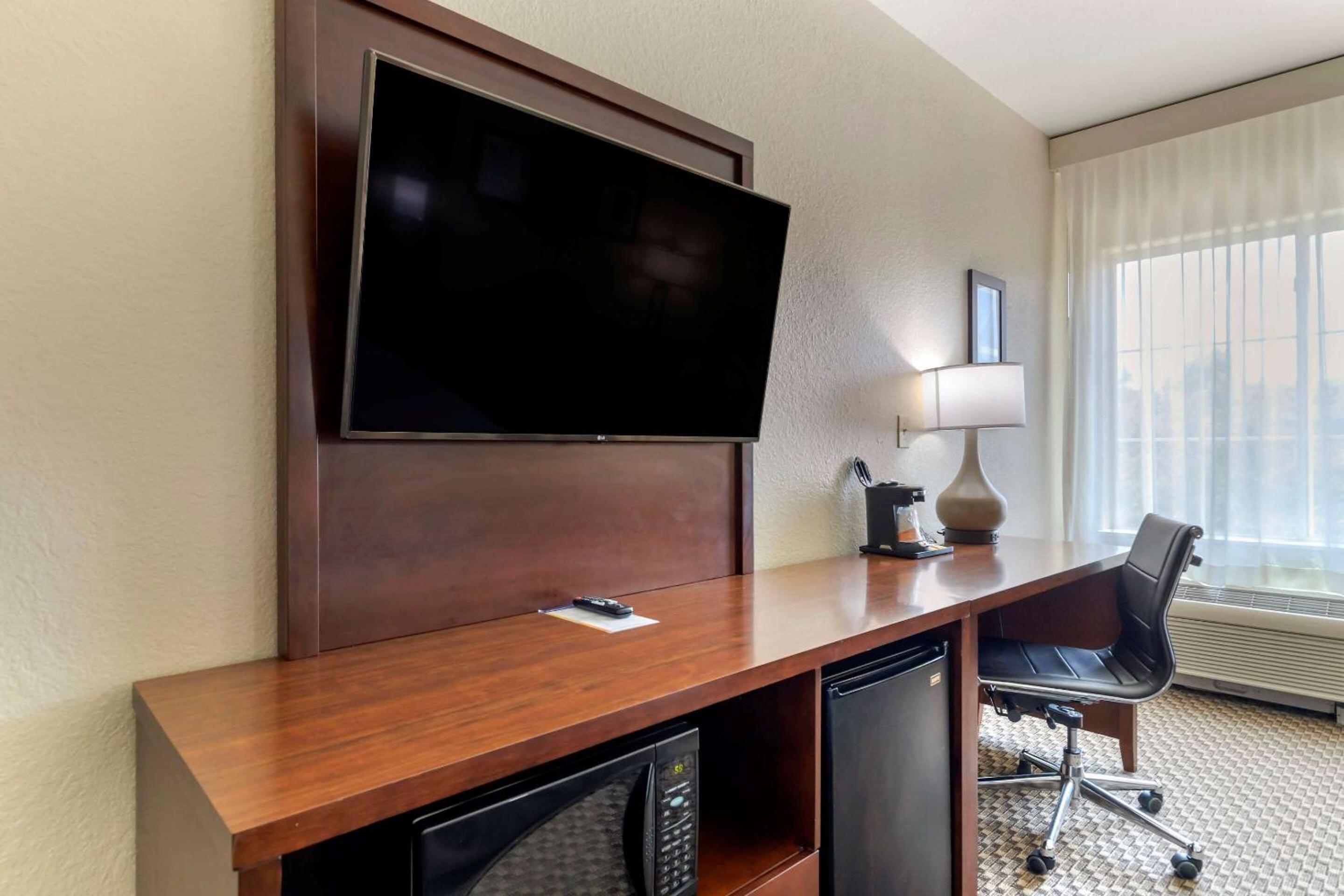 King Room - Non-Smoking - Photo 6