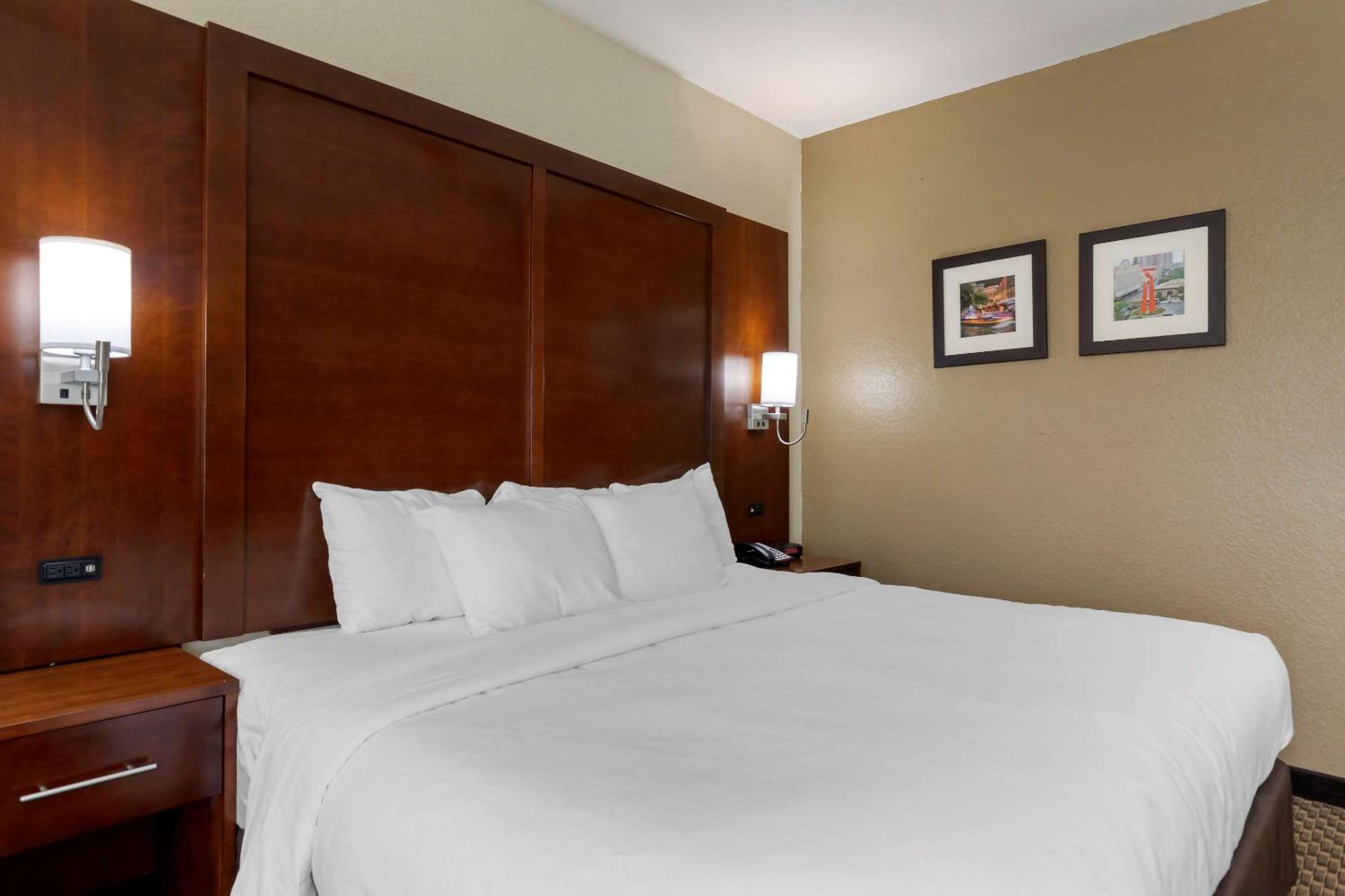 King Room - Non-Smoking - Photo 7