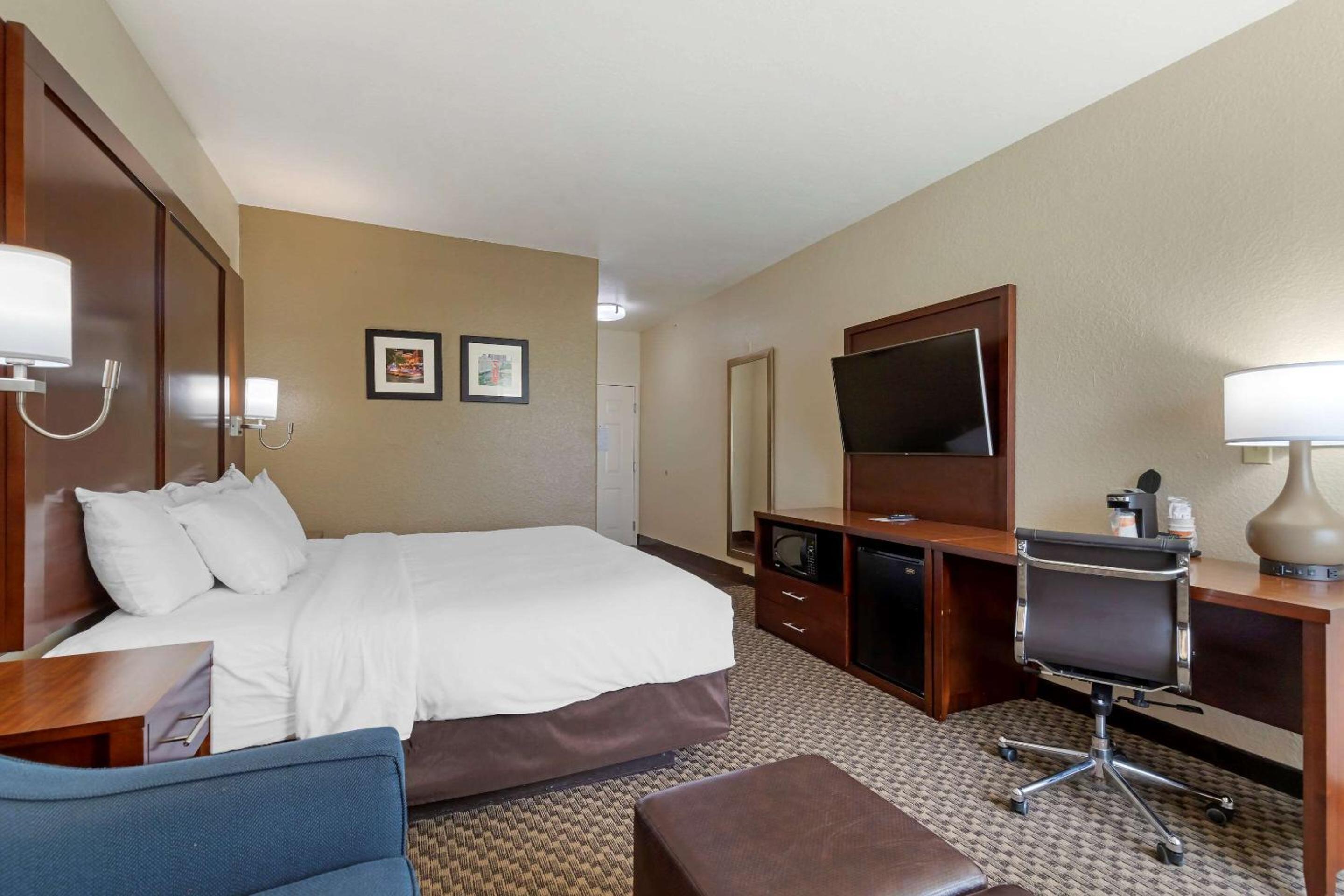 King Room - Non-Smoking - Photo 3