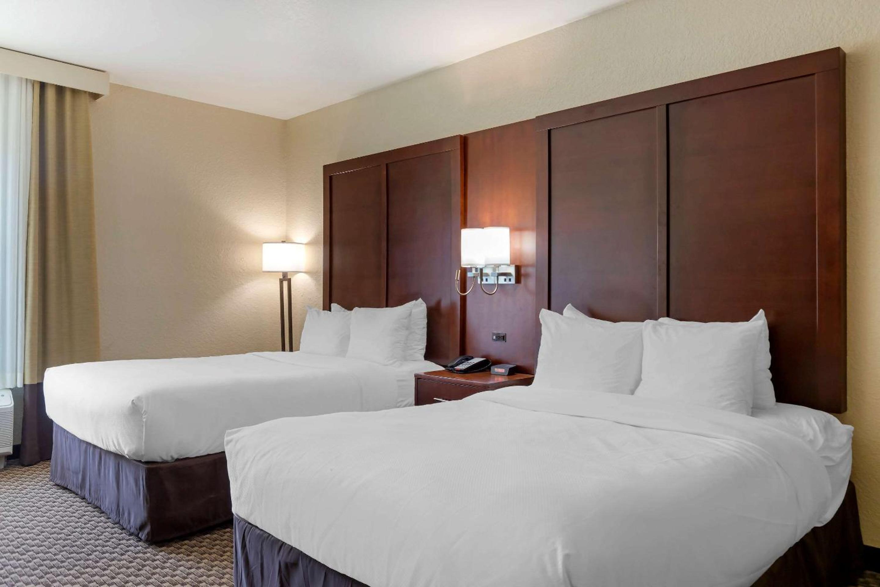 Queen Room with Two Queen Beds - Non-Smoking - Photo 9