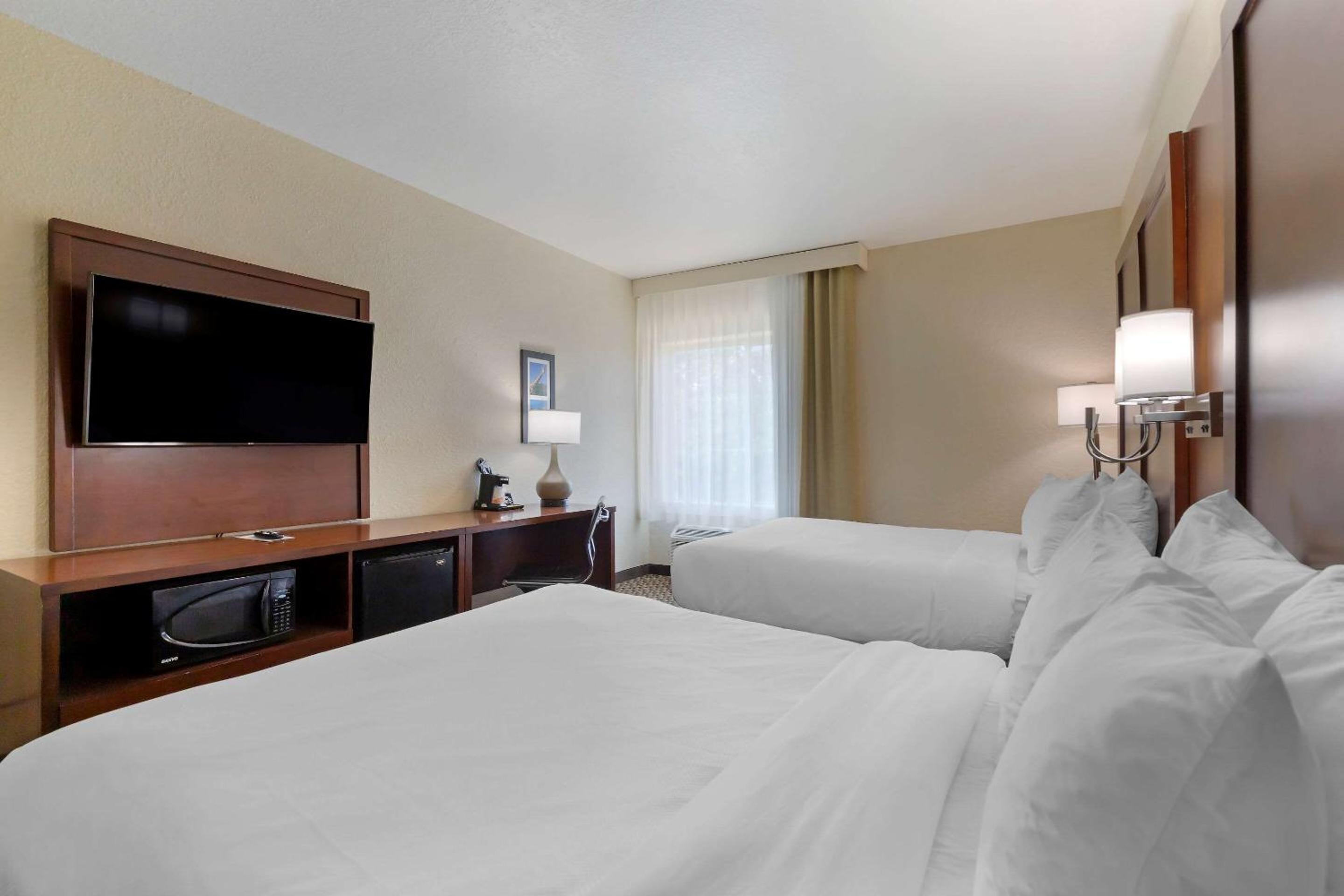 Queen Room with Two Queen Beds - Non-Smoking - Photo 6