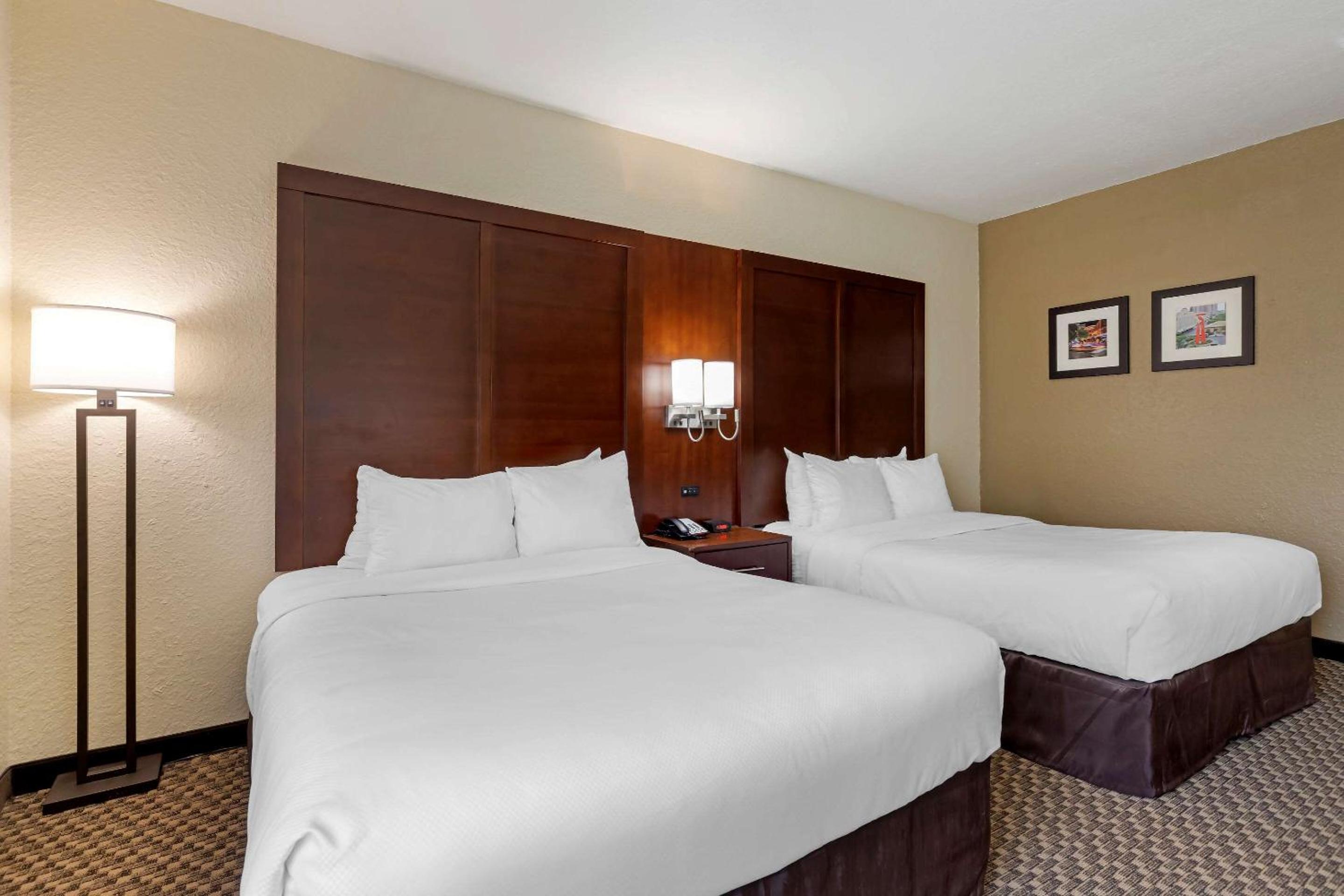 Queen Room with Two Queen Beds - Non-Smoking - Photo 5