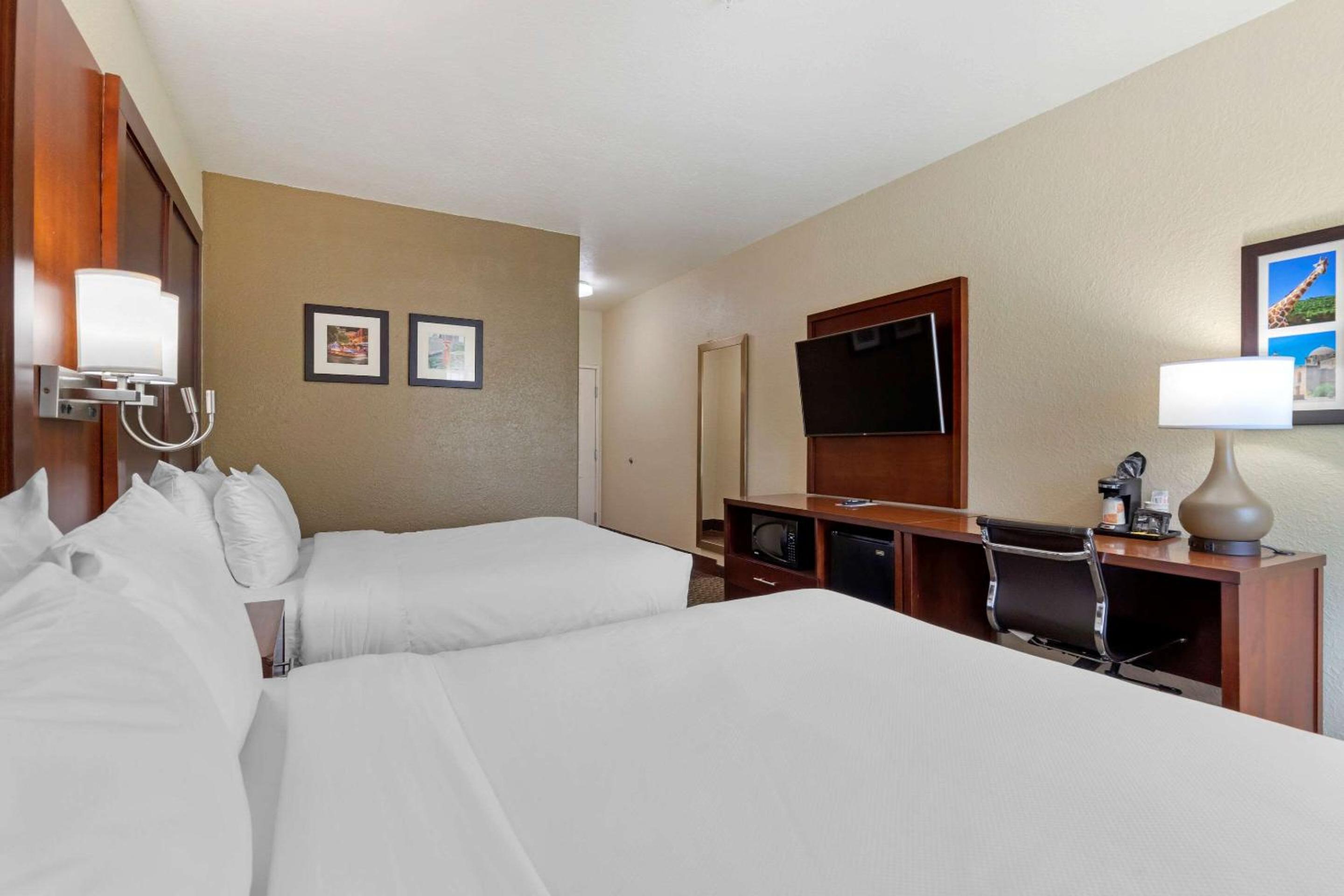 Queen Room with Two Queen Beds - Non-Smoking - Photo 4