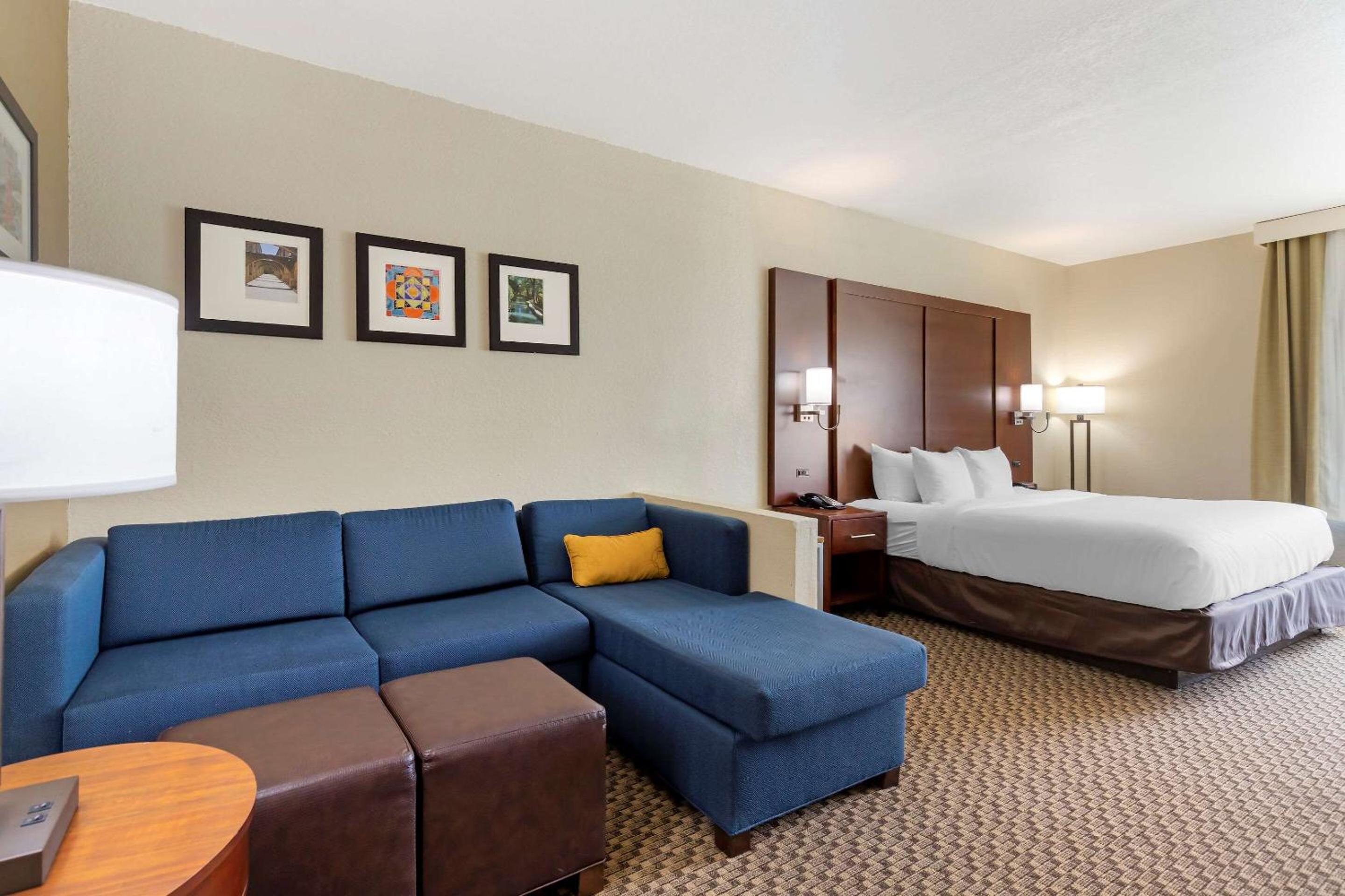 King Suite - Non-Smoking - Photo 6