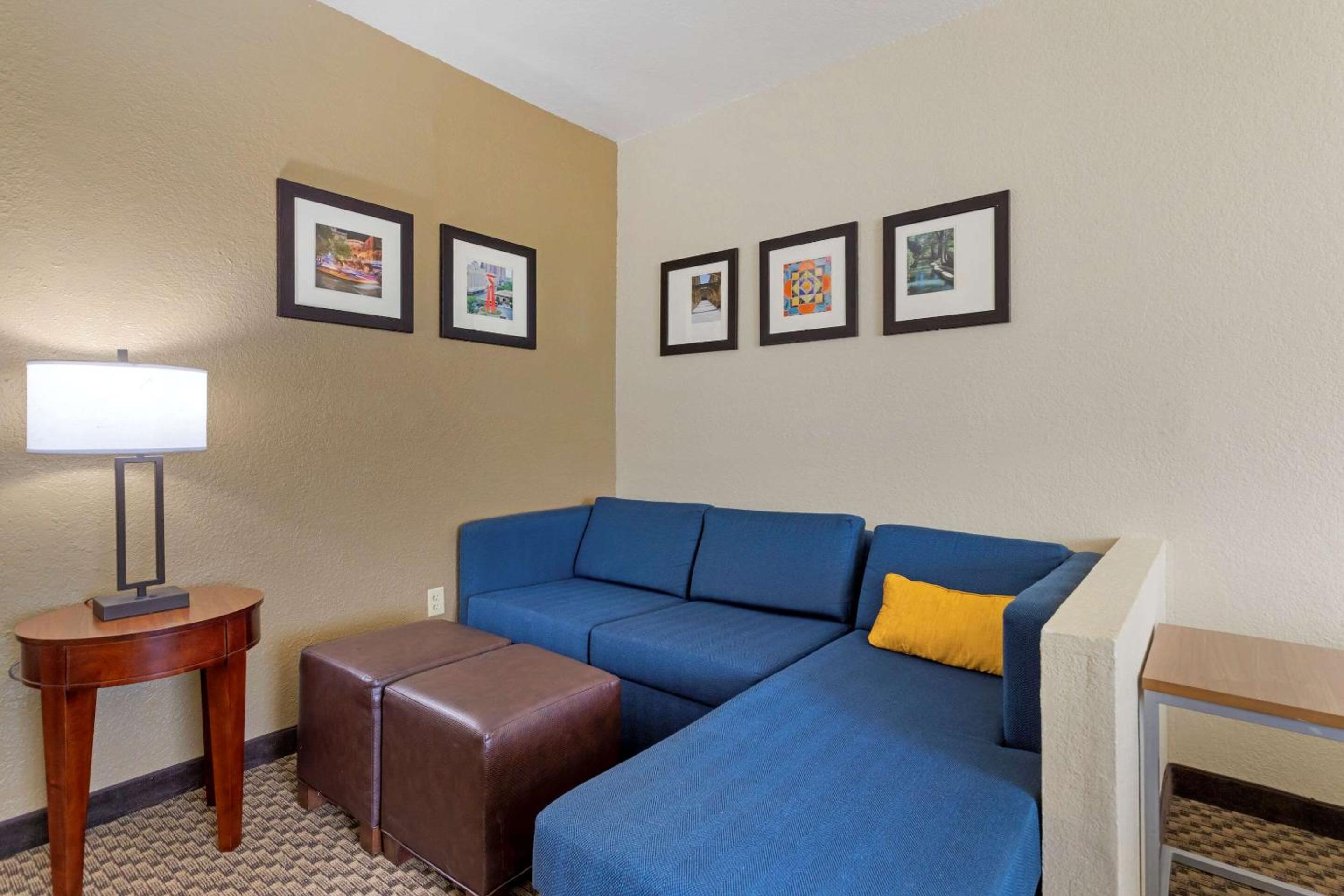 King Suite - Non-Smoking - Photo 2