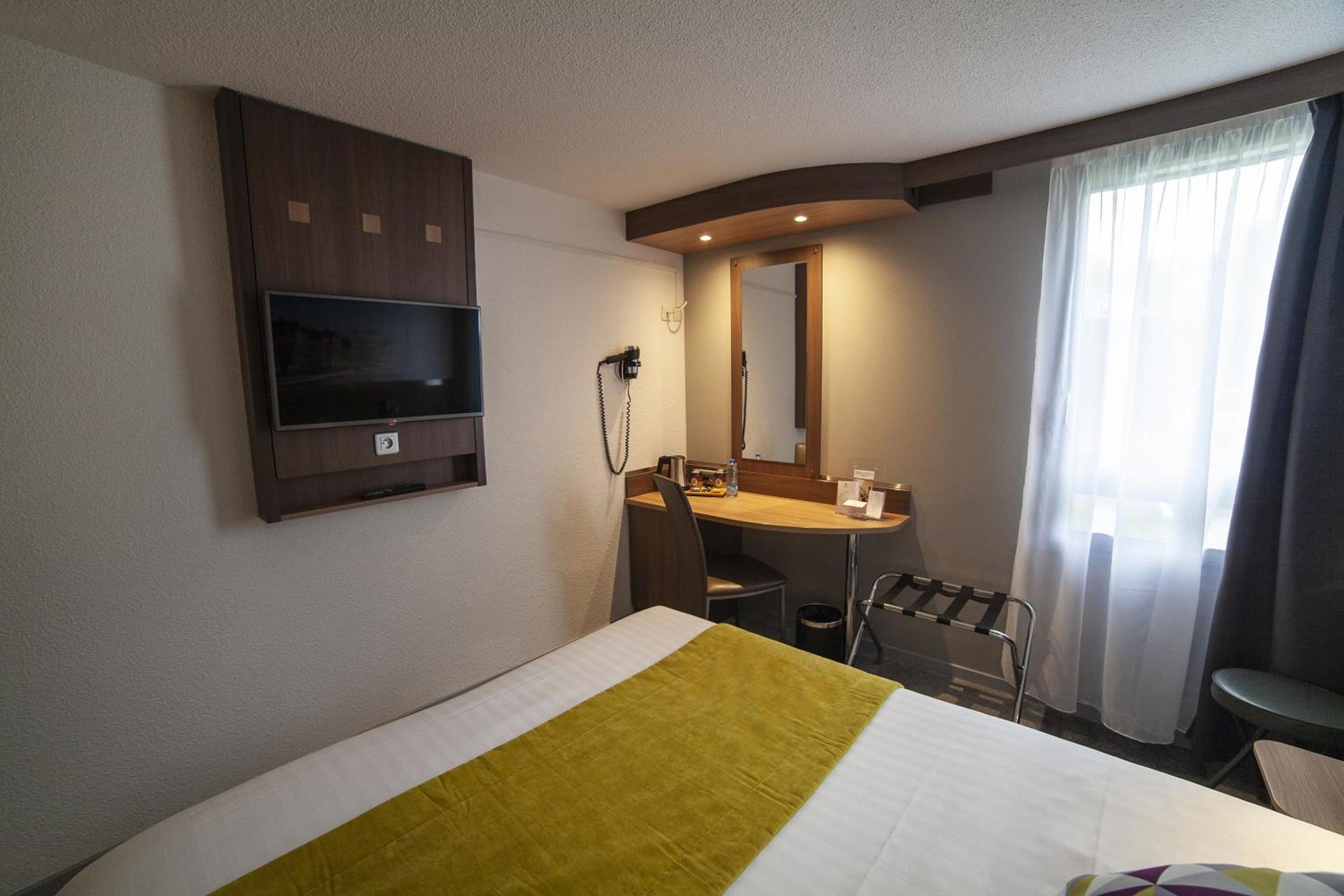 Standard Queen Room - Non-Smoking - Photo 8