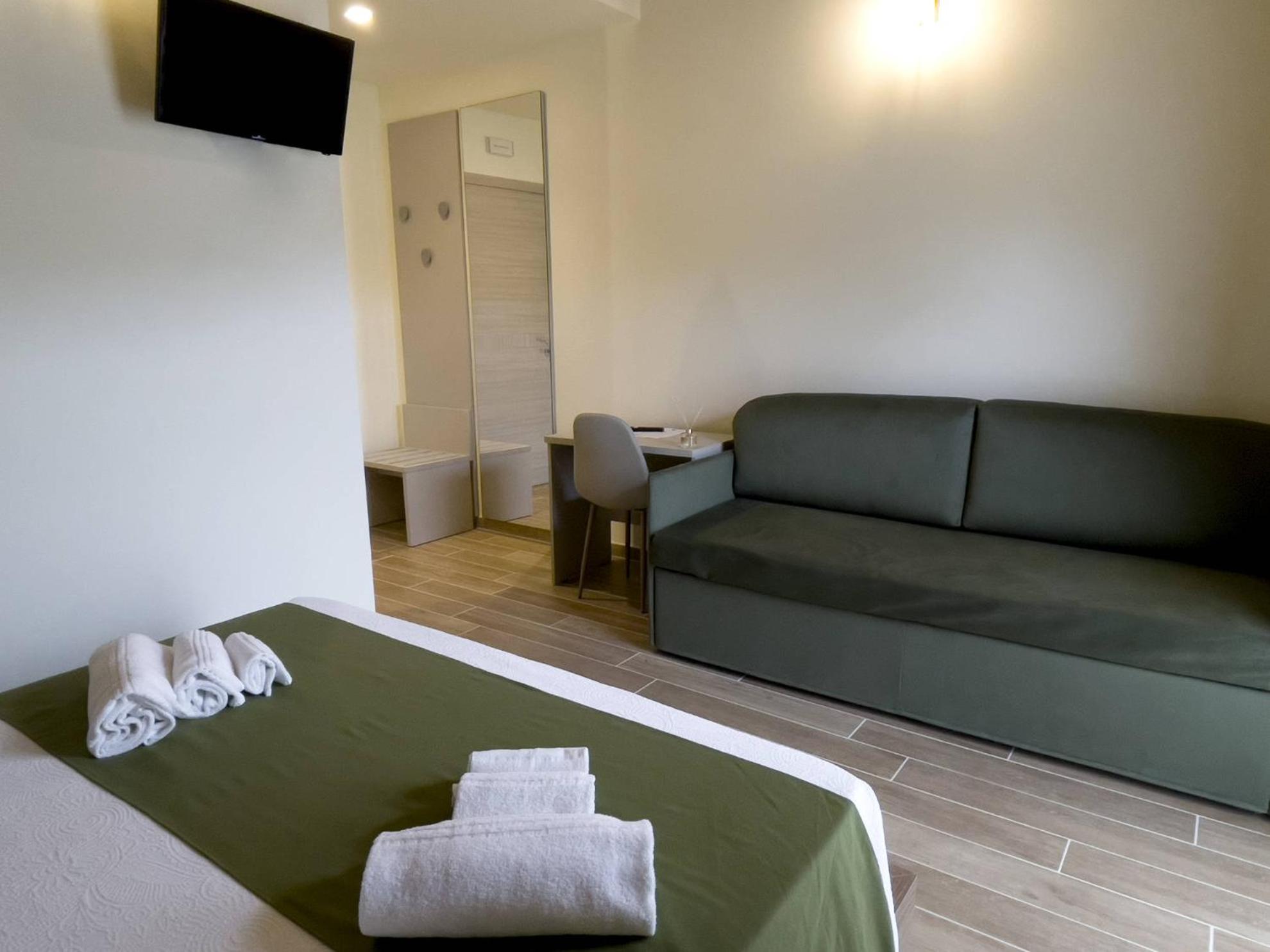 Large Double or Twin Room photo 1