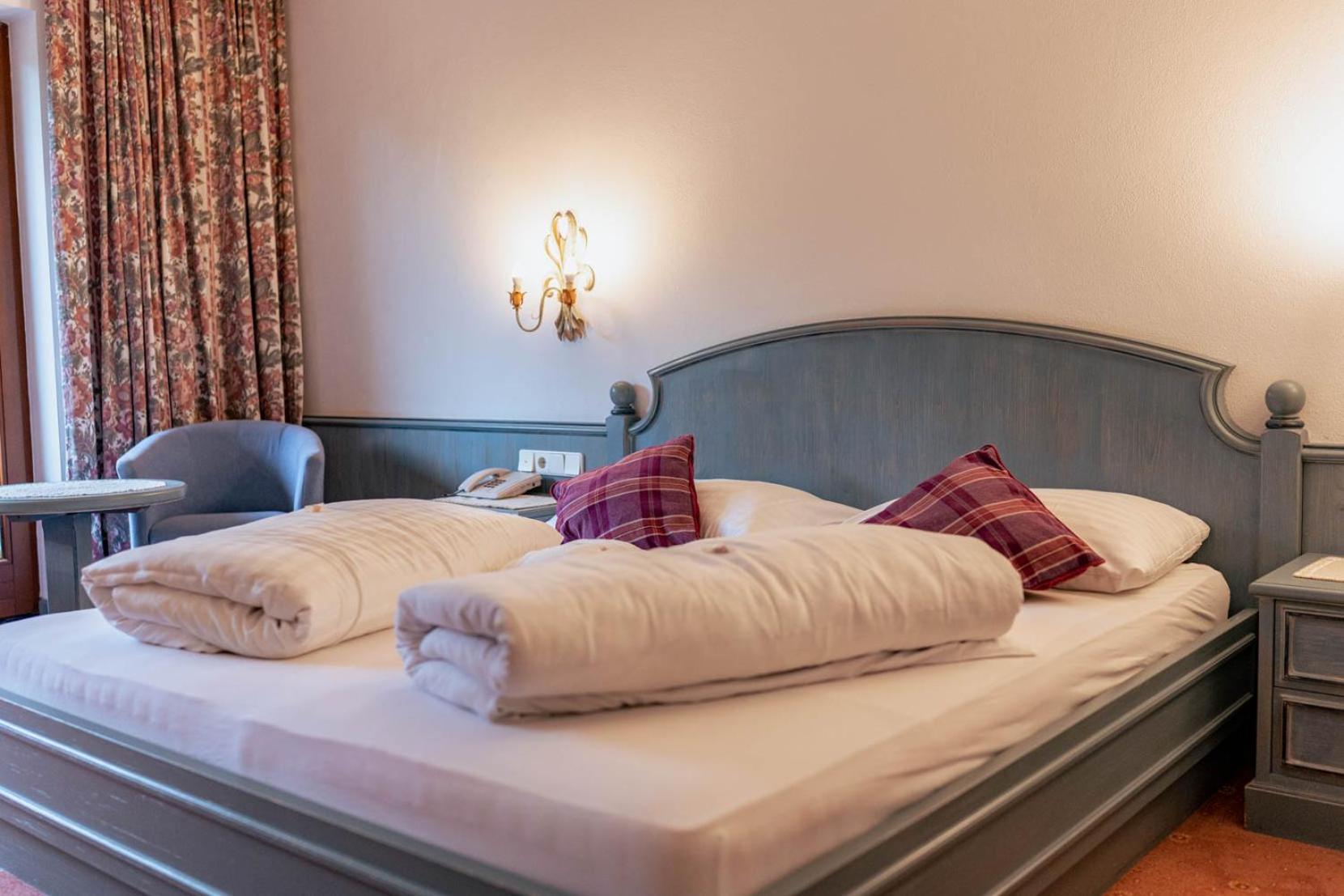 Deluxe Double Room with Balcony - Photo 5
