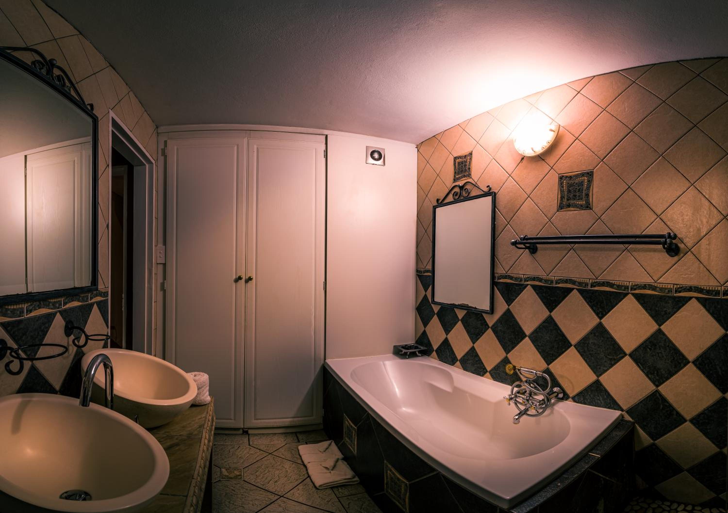 Double Room with Balcony - Photo 3