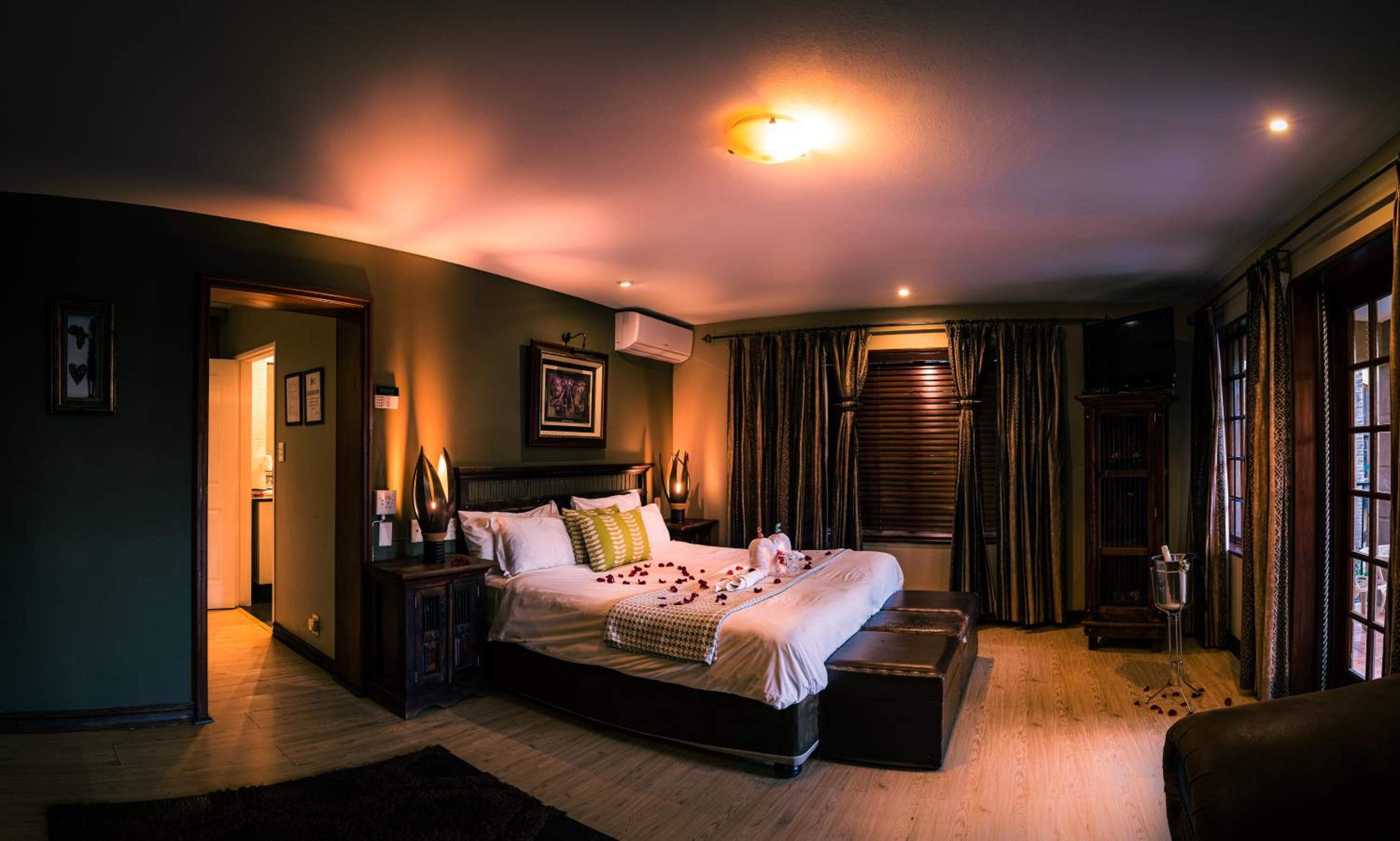 Double Room with Balcony - Photo 10