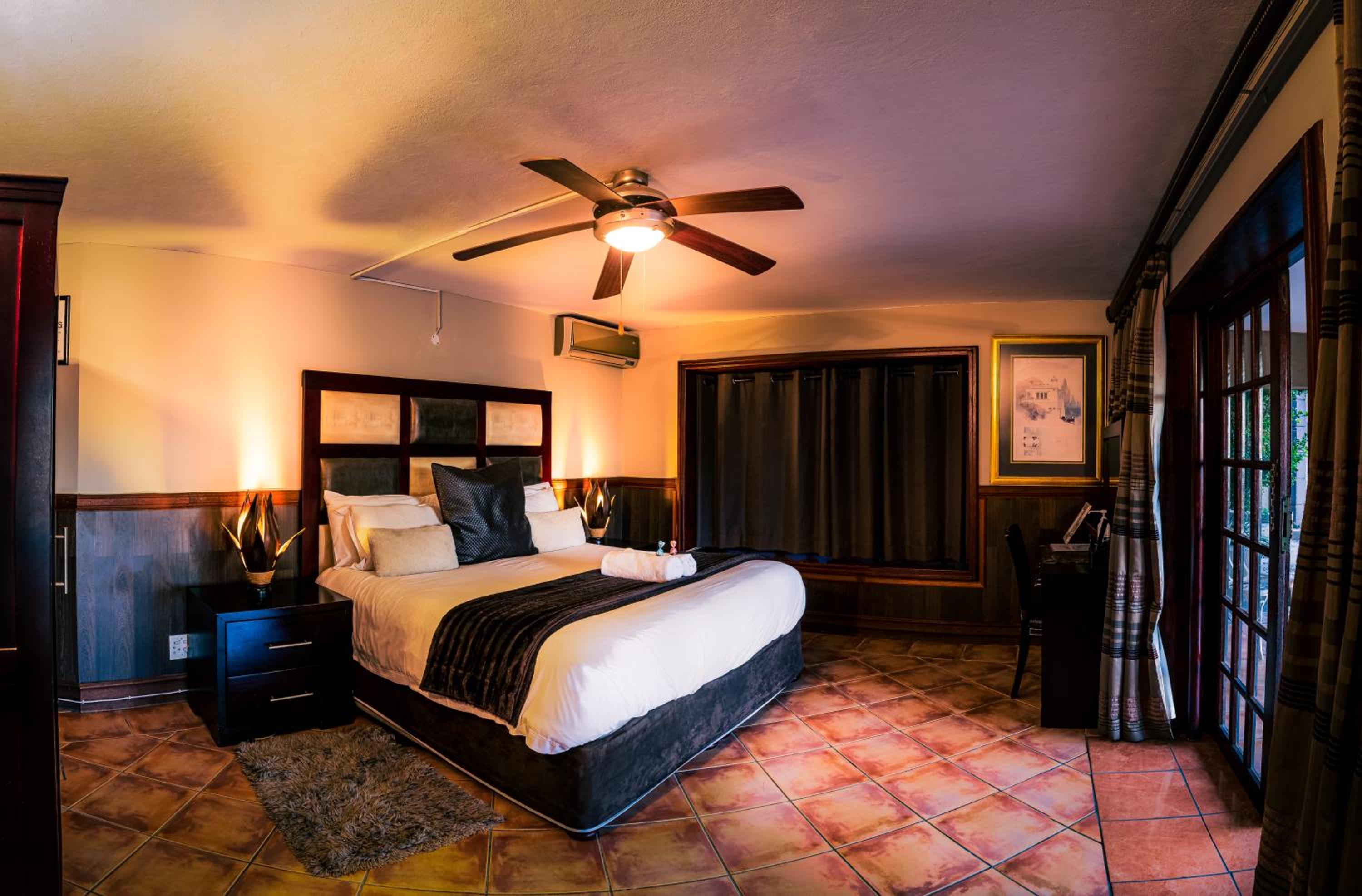 Double Room with Balcony - Photo 2