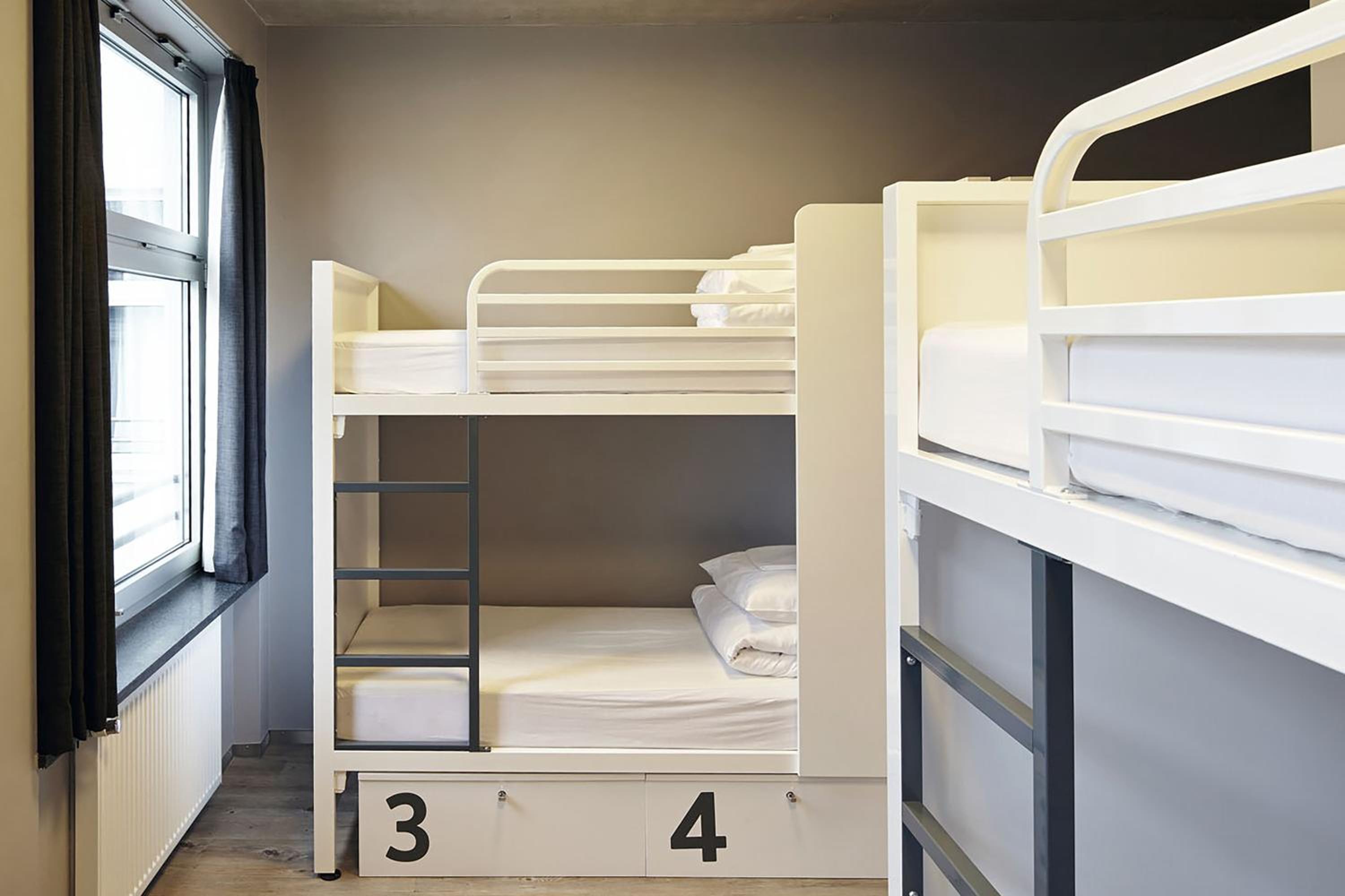 Bed in 8-Bed Dormitory Room with shared bathroom