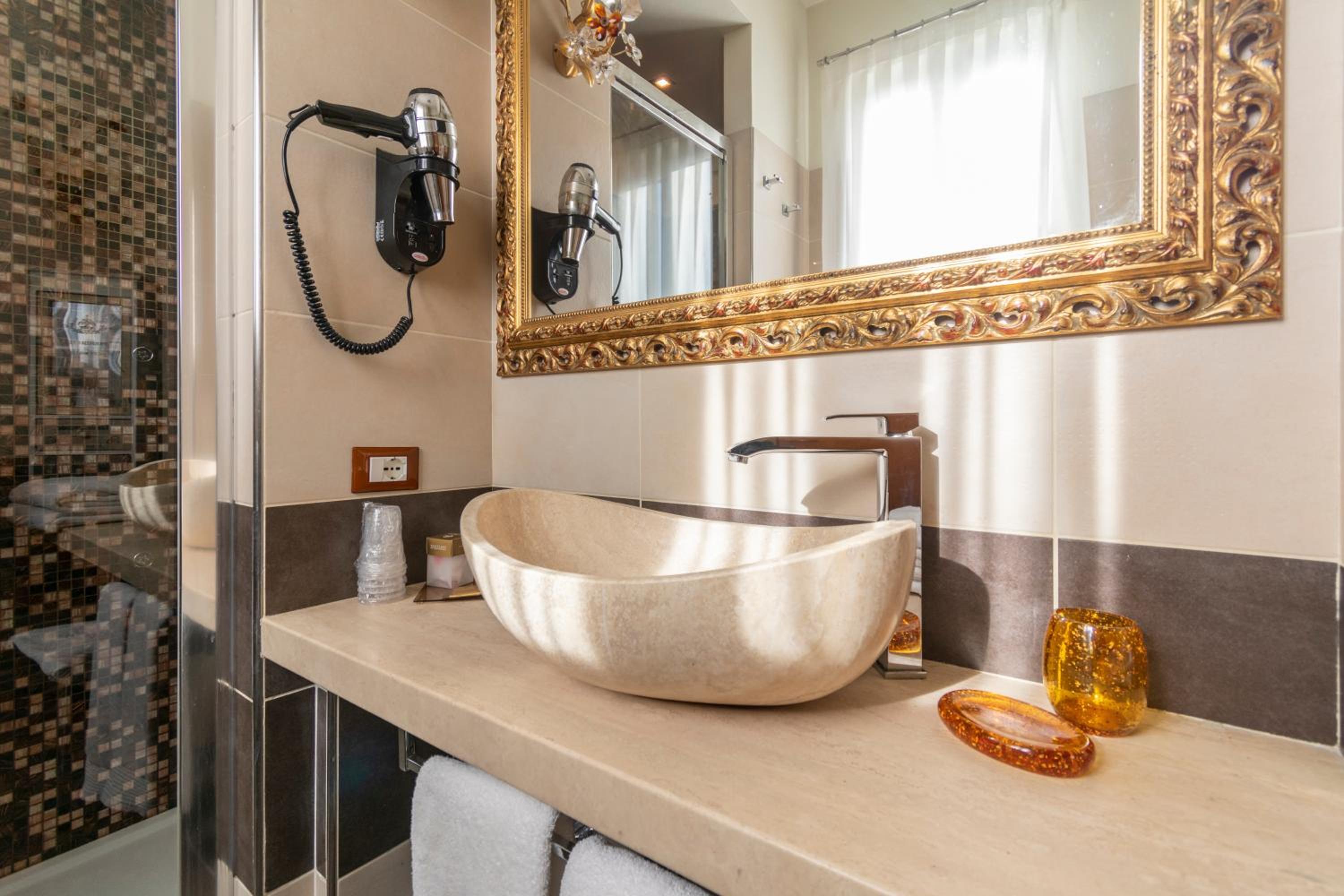 Deluxe Double or Twin Room - Photo 18