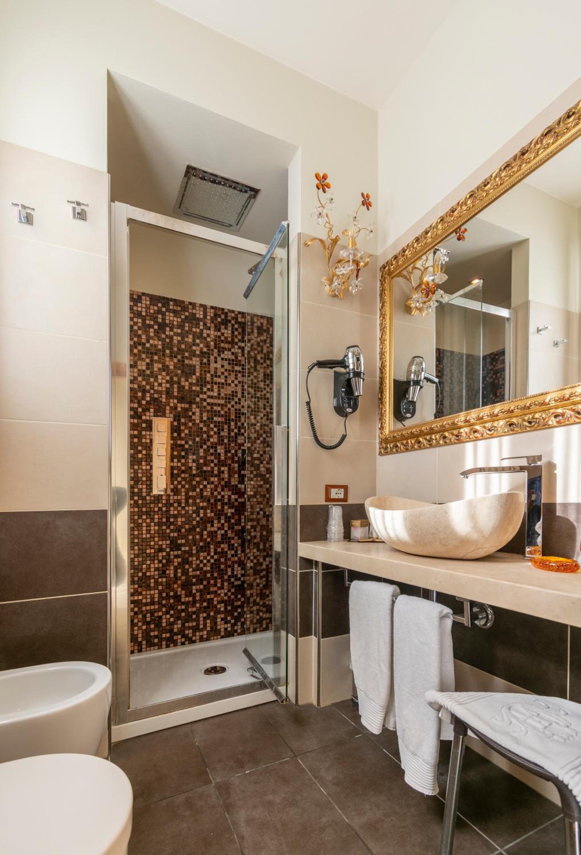 Deluxe Double or Twin Room - Photo 9
