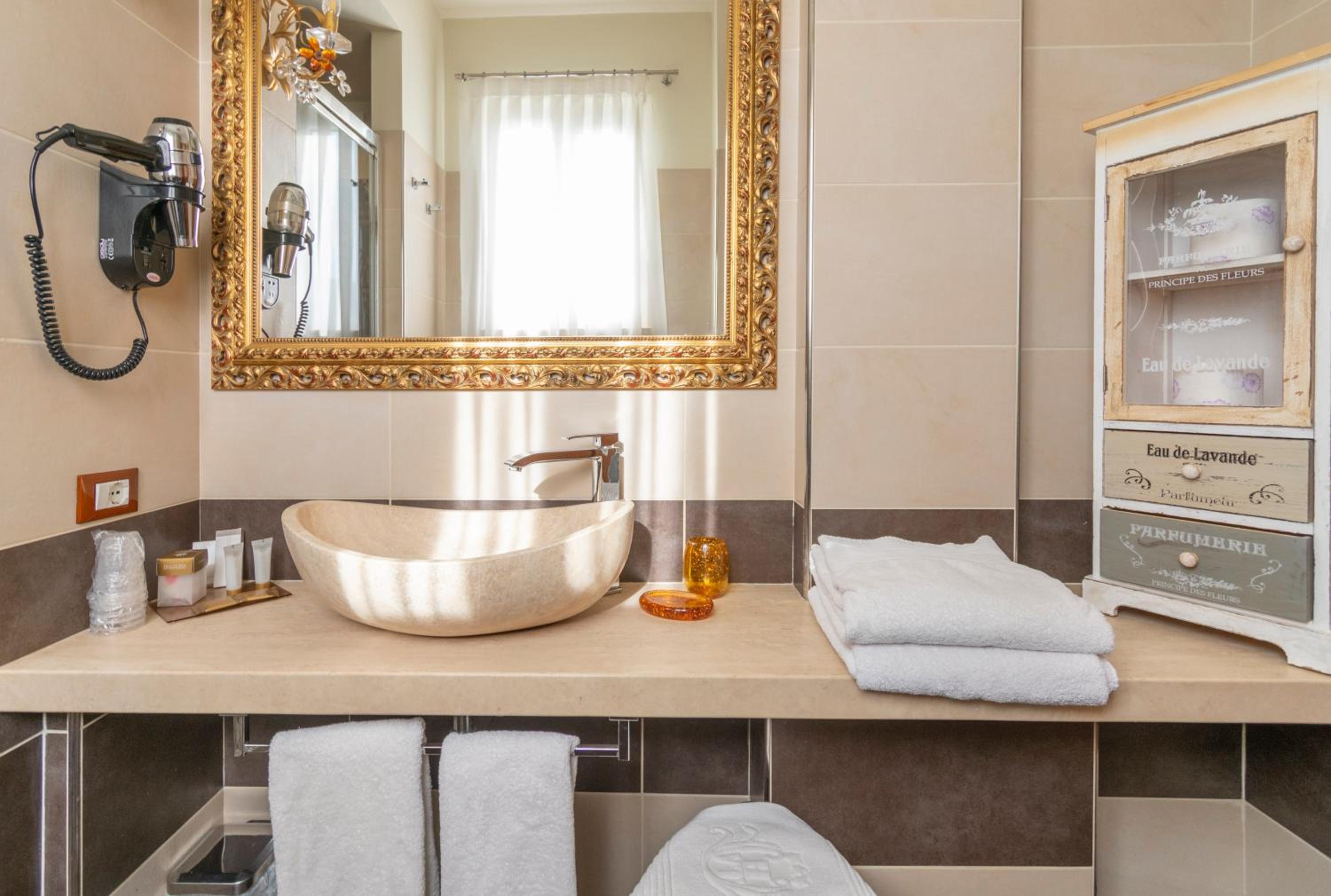 Deluxe Double or Twin Room - Photo 15