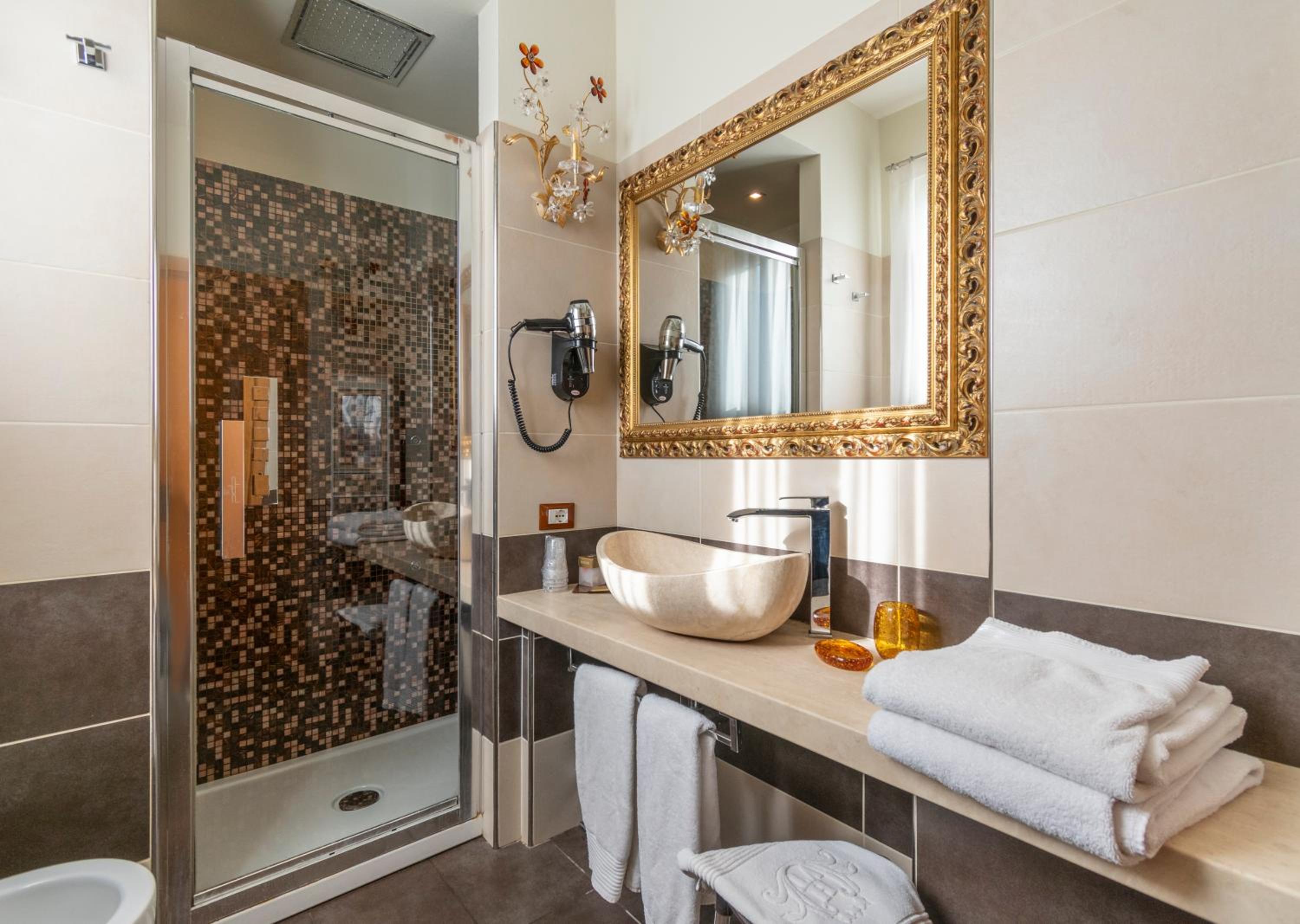 Deluxe Double or Twin Room - Photo 14