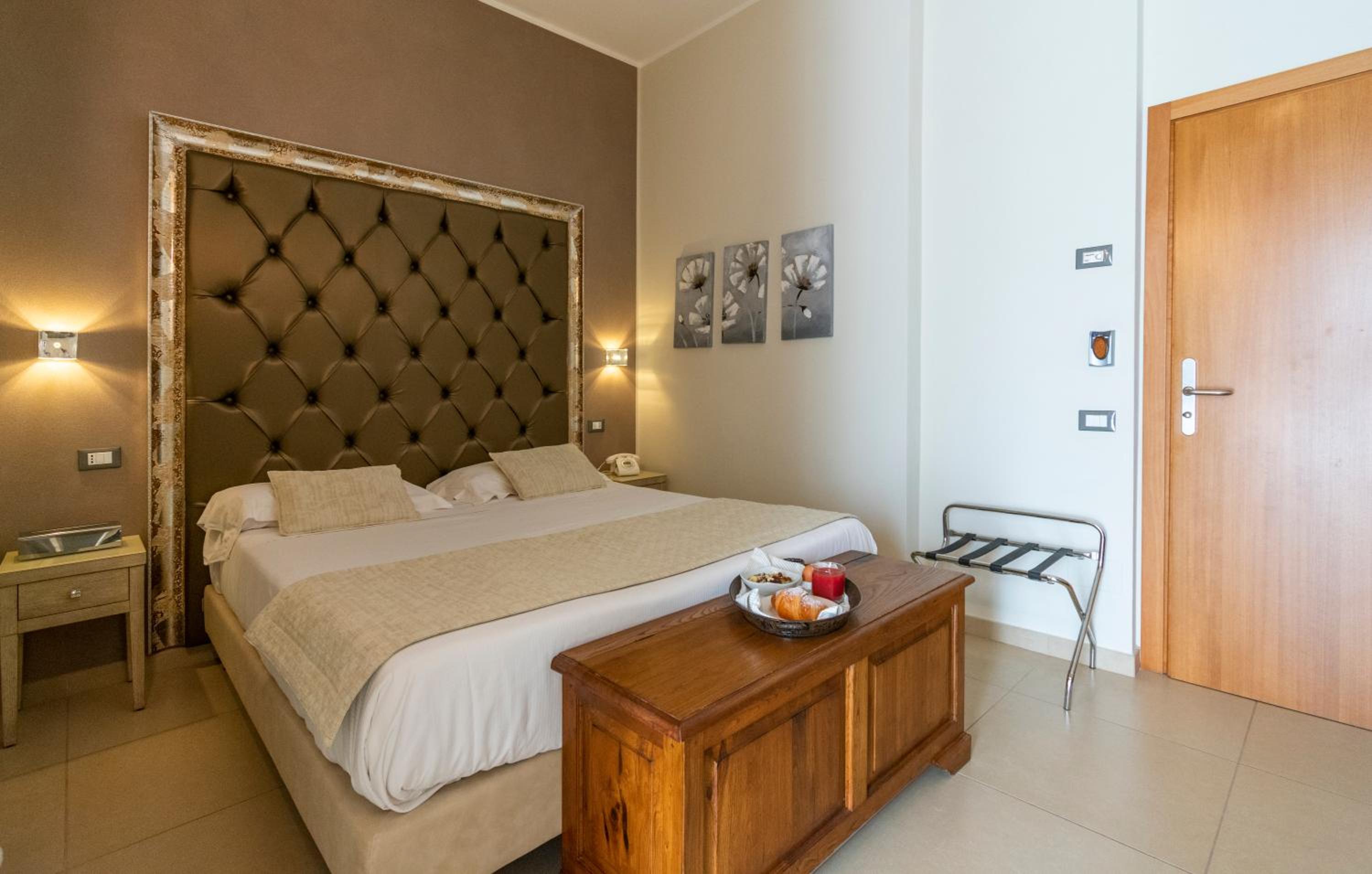 Deluxe Double or Twin Room - Photo 8