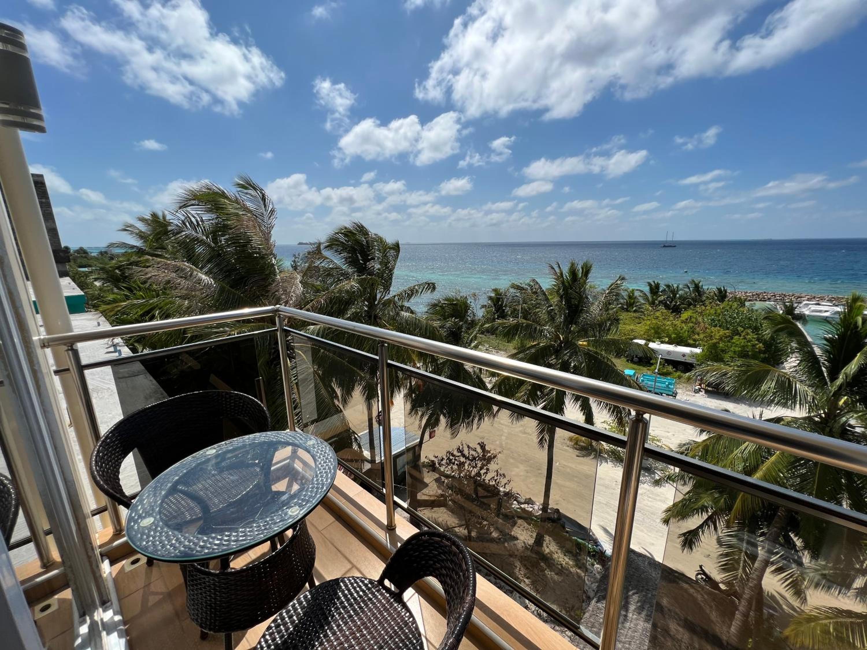 Queen Room with Sea View - Photo 5