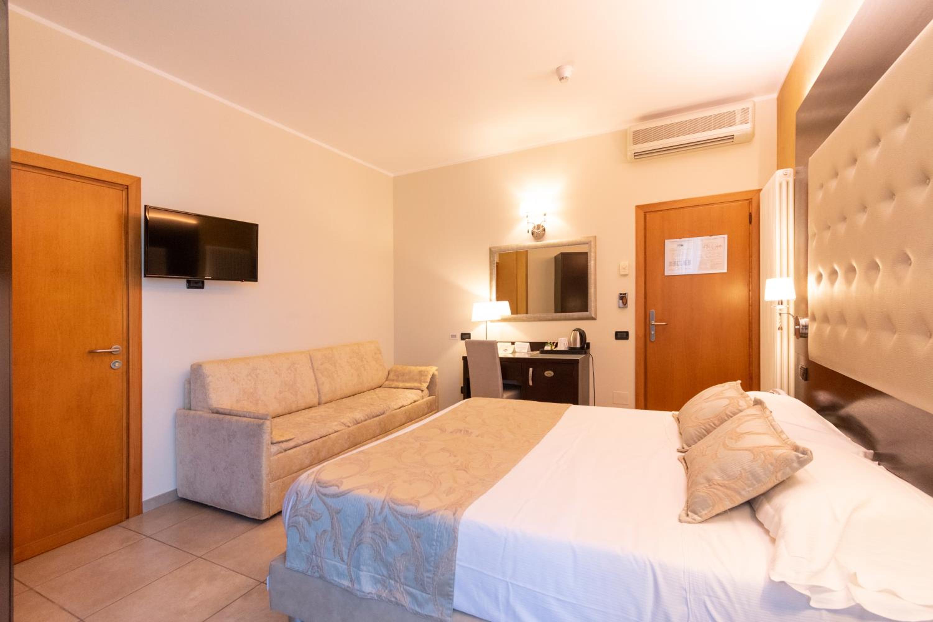 Family Room (2 Adults + 2 Children) - Photo 4