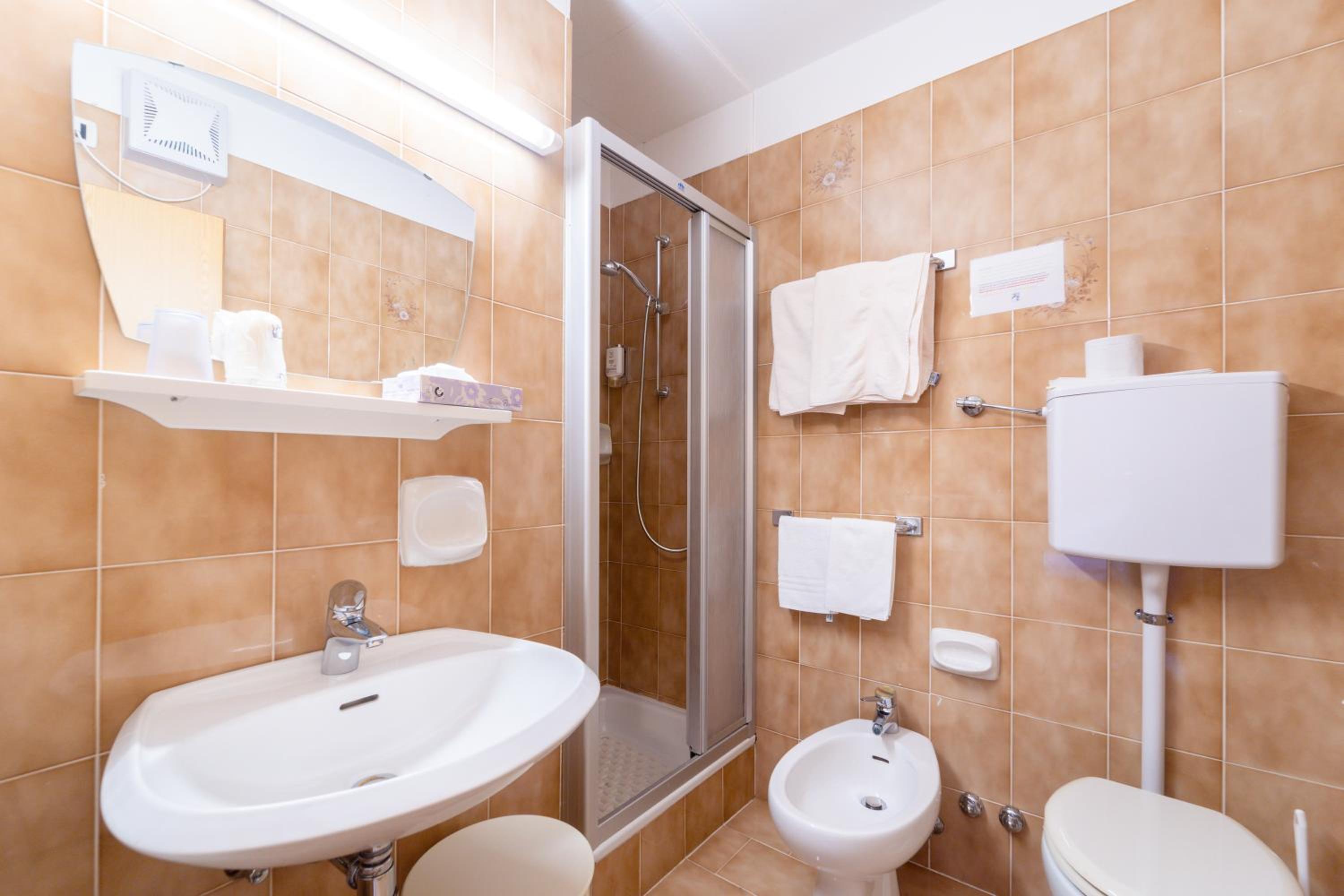 Standard Double Room - Photo 9