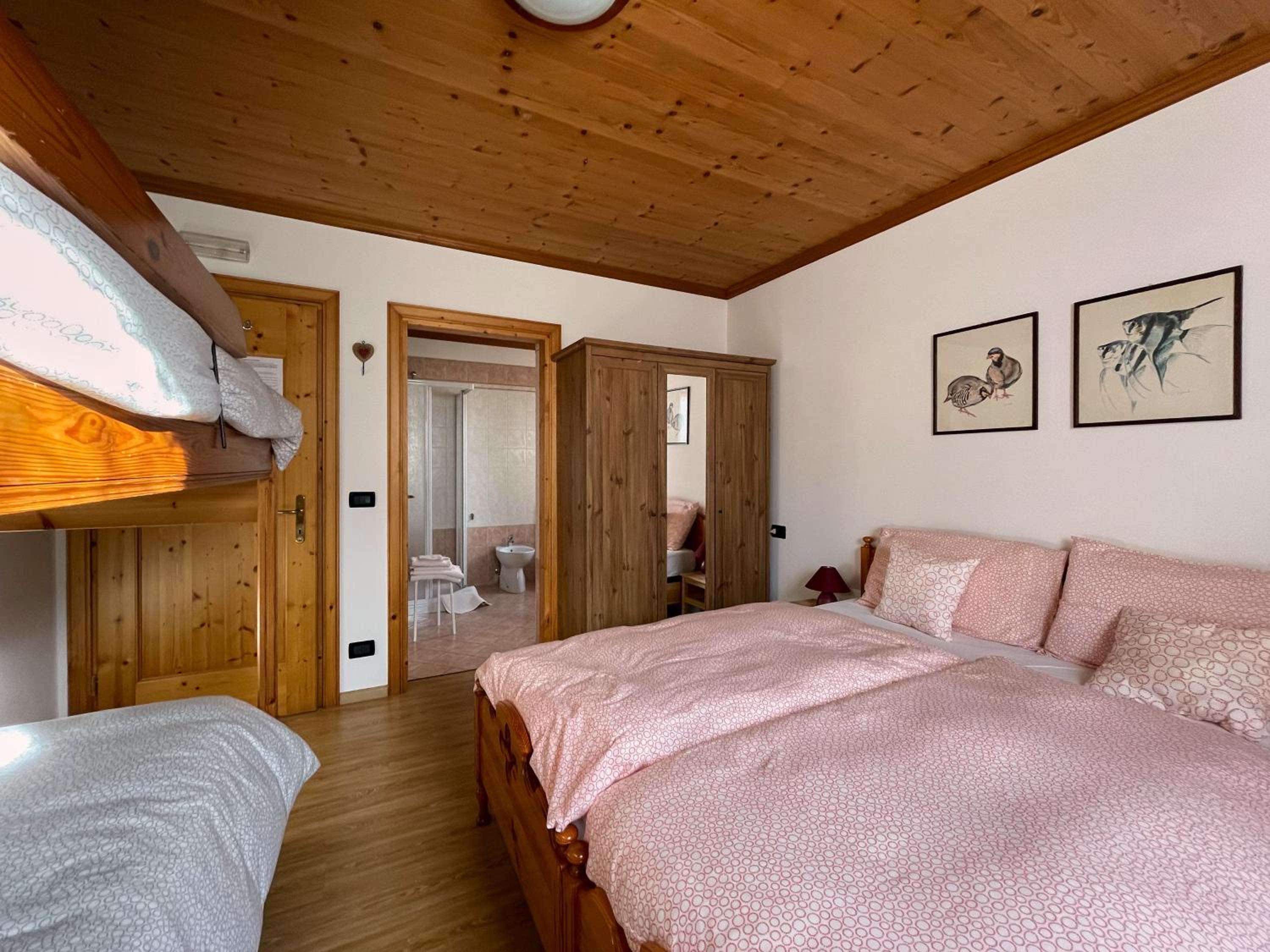 Quadruple Room with Private Bathroom photo 3