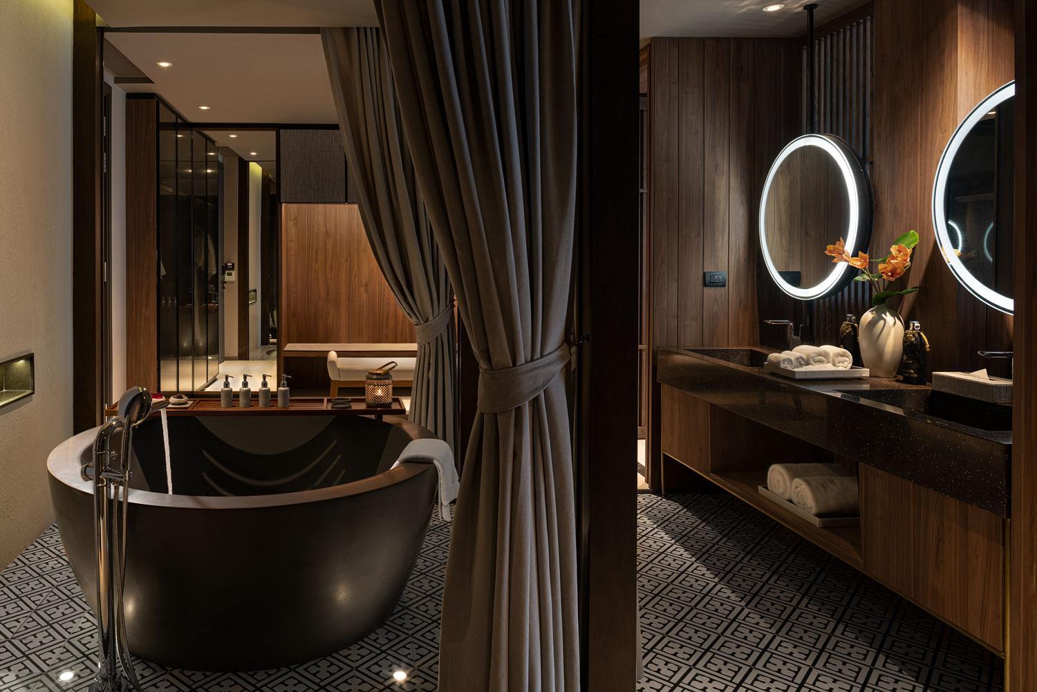 Deluxe King Suite - Photo 5