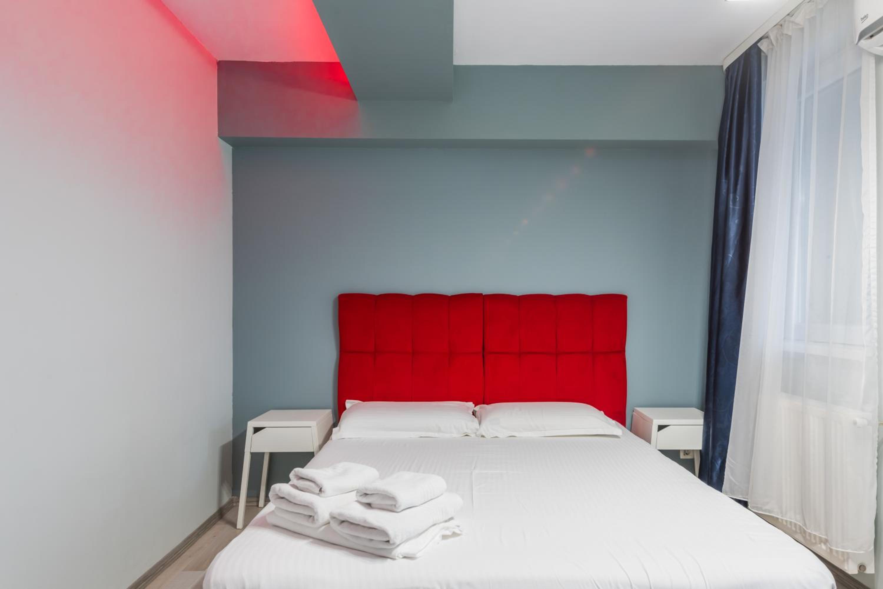 Three-Bedroom Apartment with Balcony - Photo 4