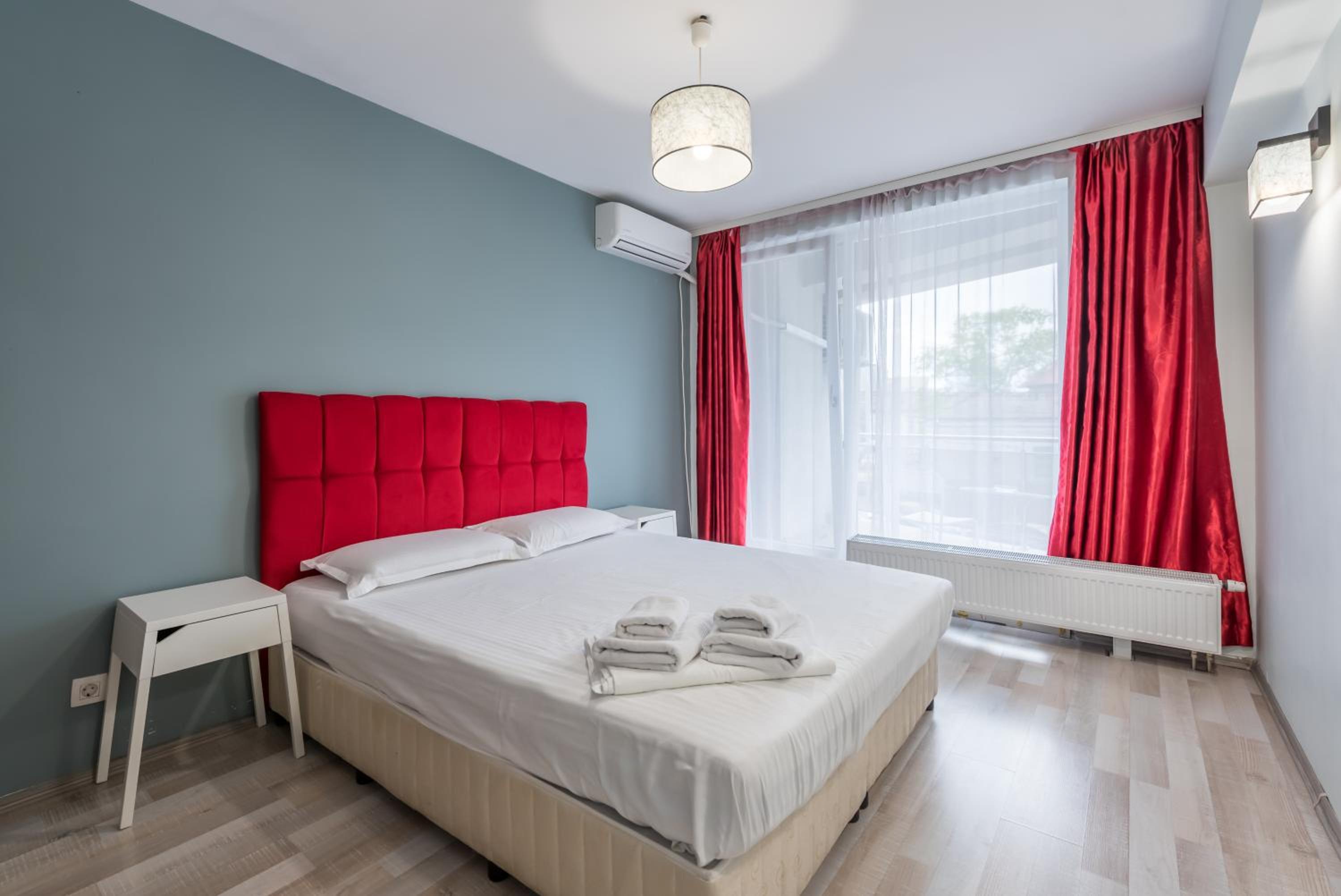 Three-Bedroom Apartment with Balcony - Photo 9
