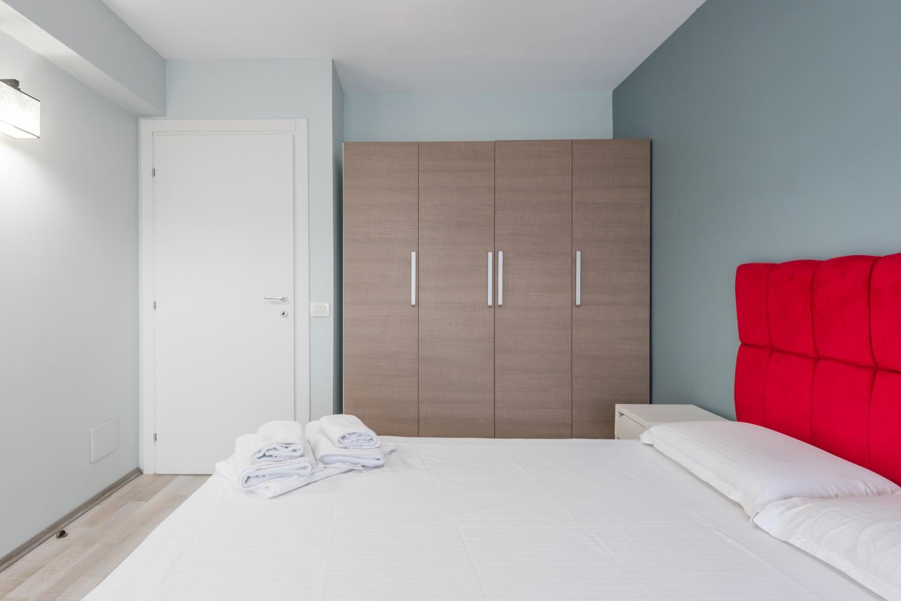 Three-Bedroom Apartment with Balcony - Photo 8