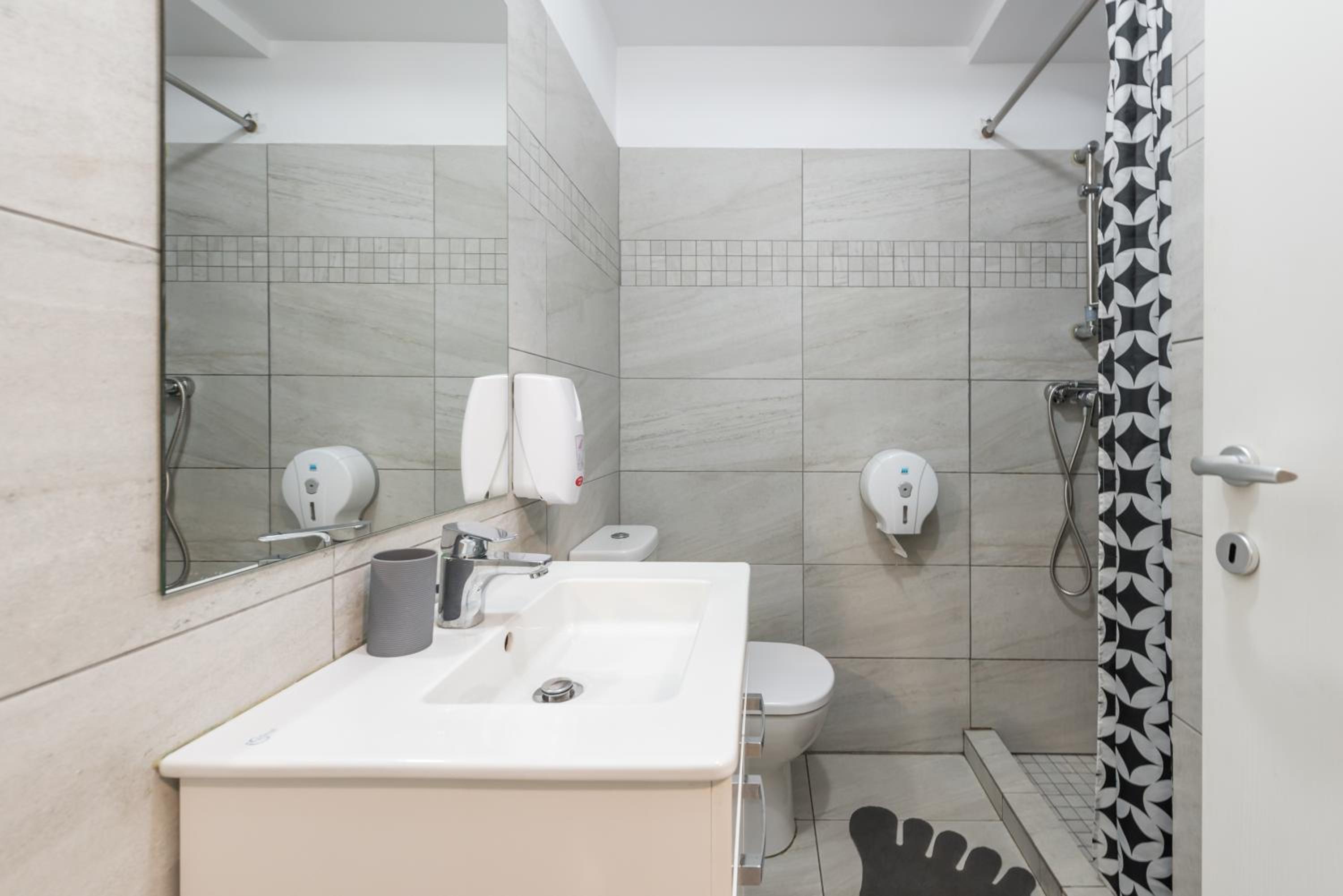 Three-Bedroom Apartment with Balcony - Photo 19