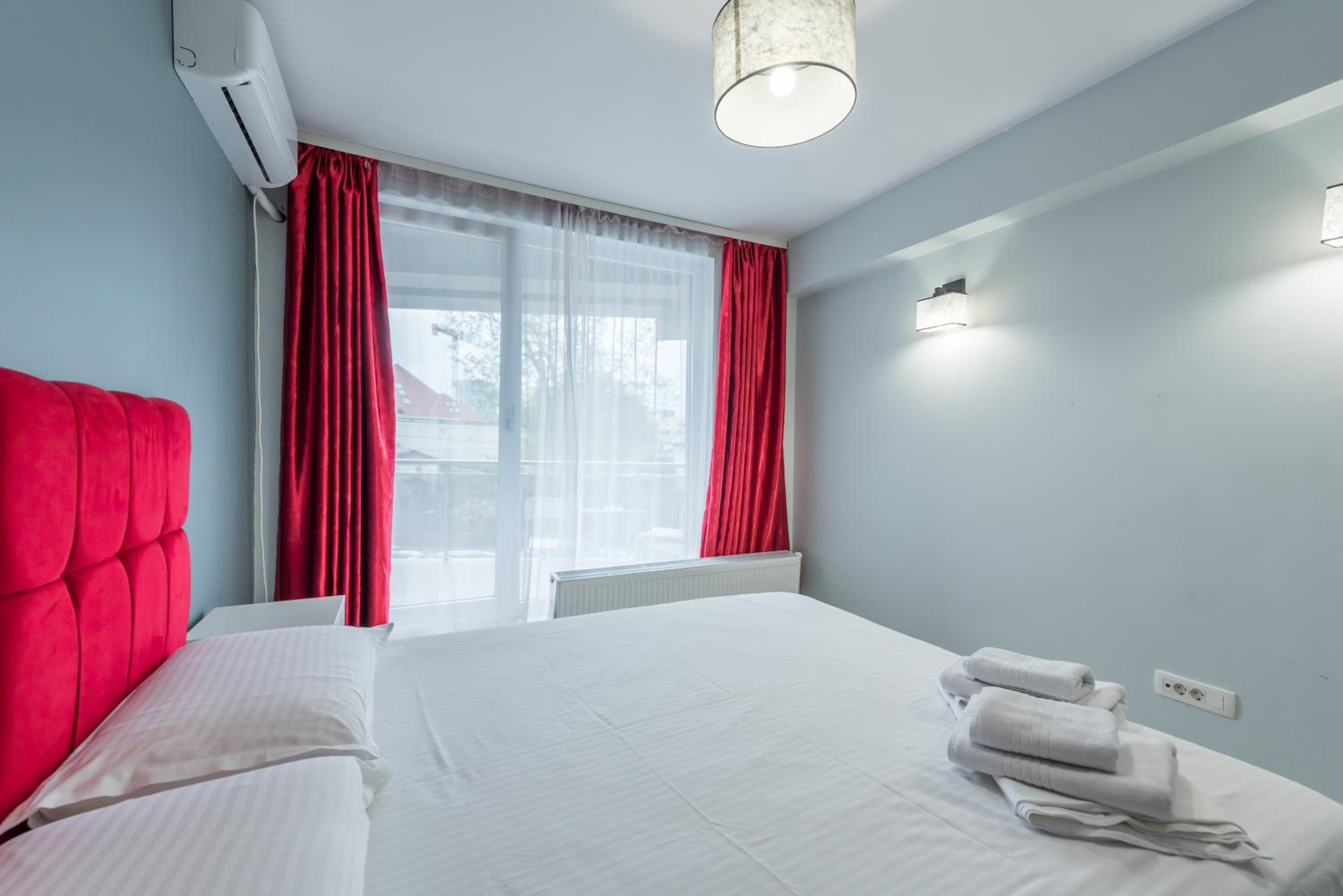 Three-Bedroom Apartment with Balcony - Photo 17