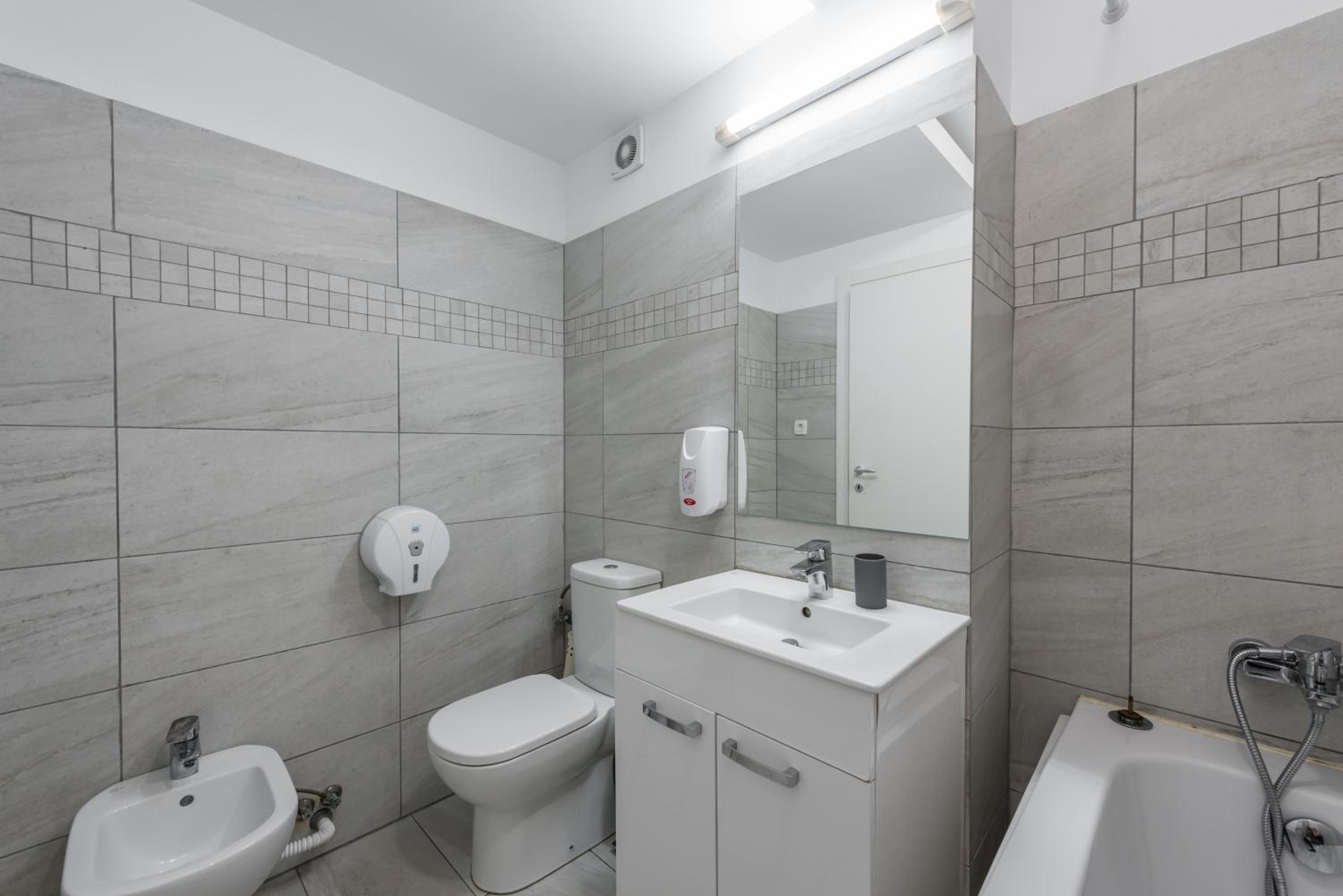 Three-Bedroom Apartment with Balcony - Photo 18