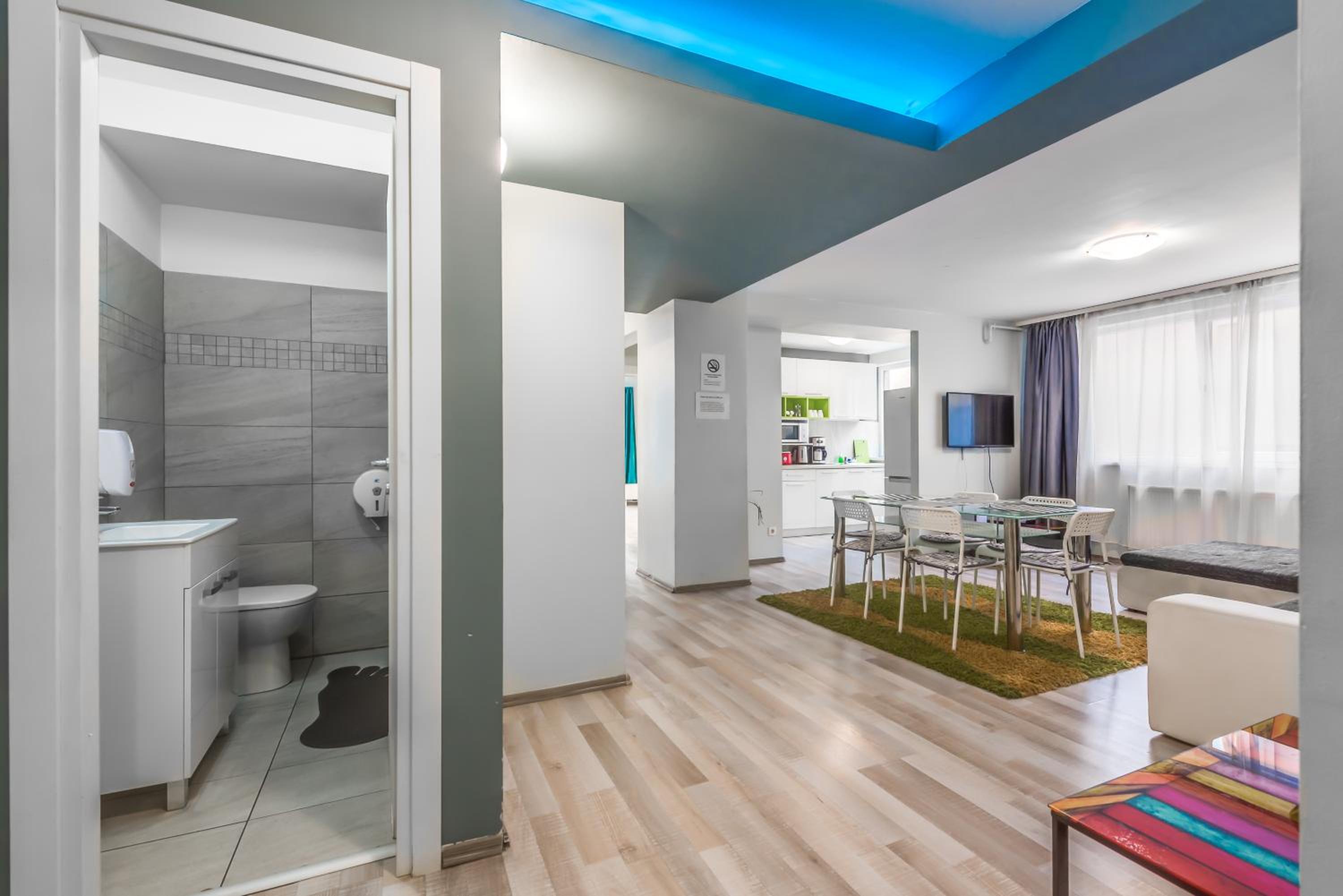 Three-Bedroom Apartment with Balcony - Photo 28