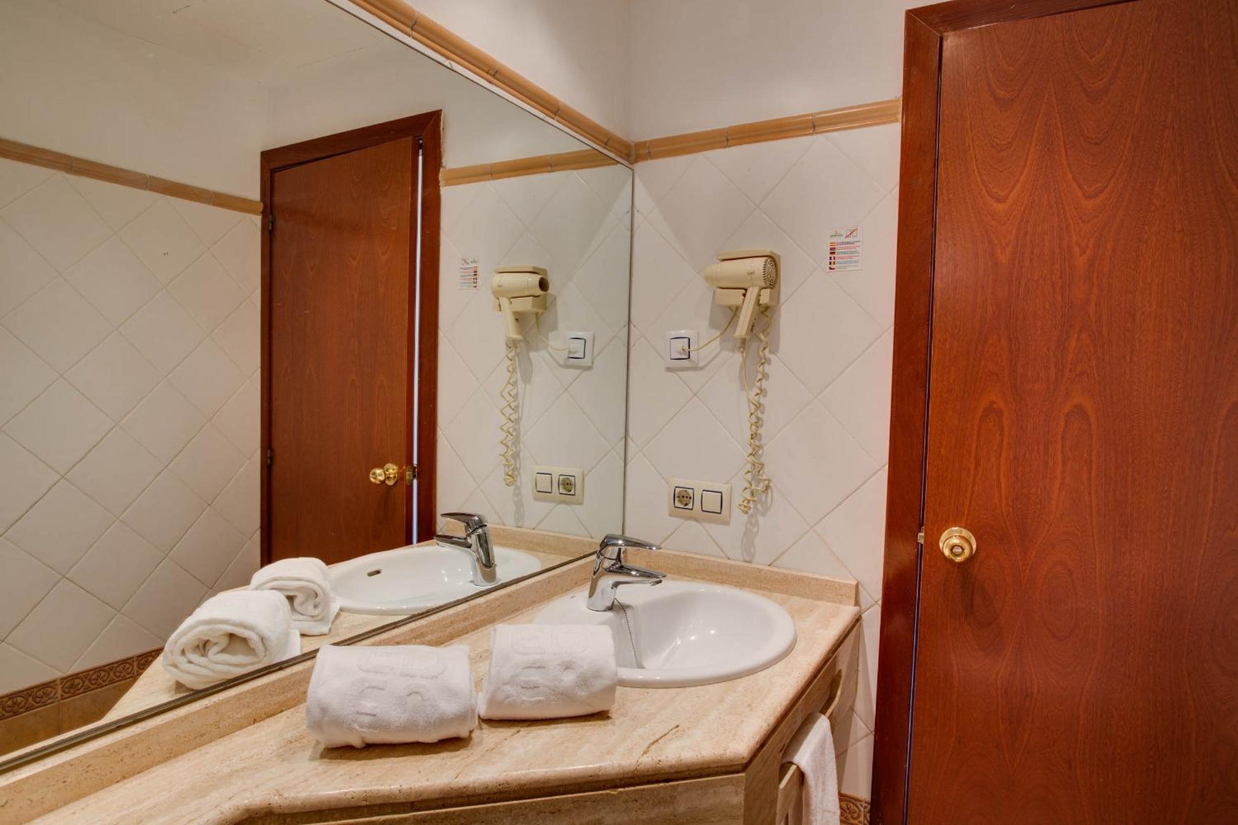 Superior Twin Room - Photo 4