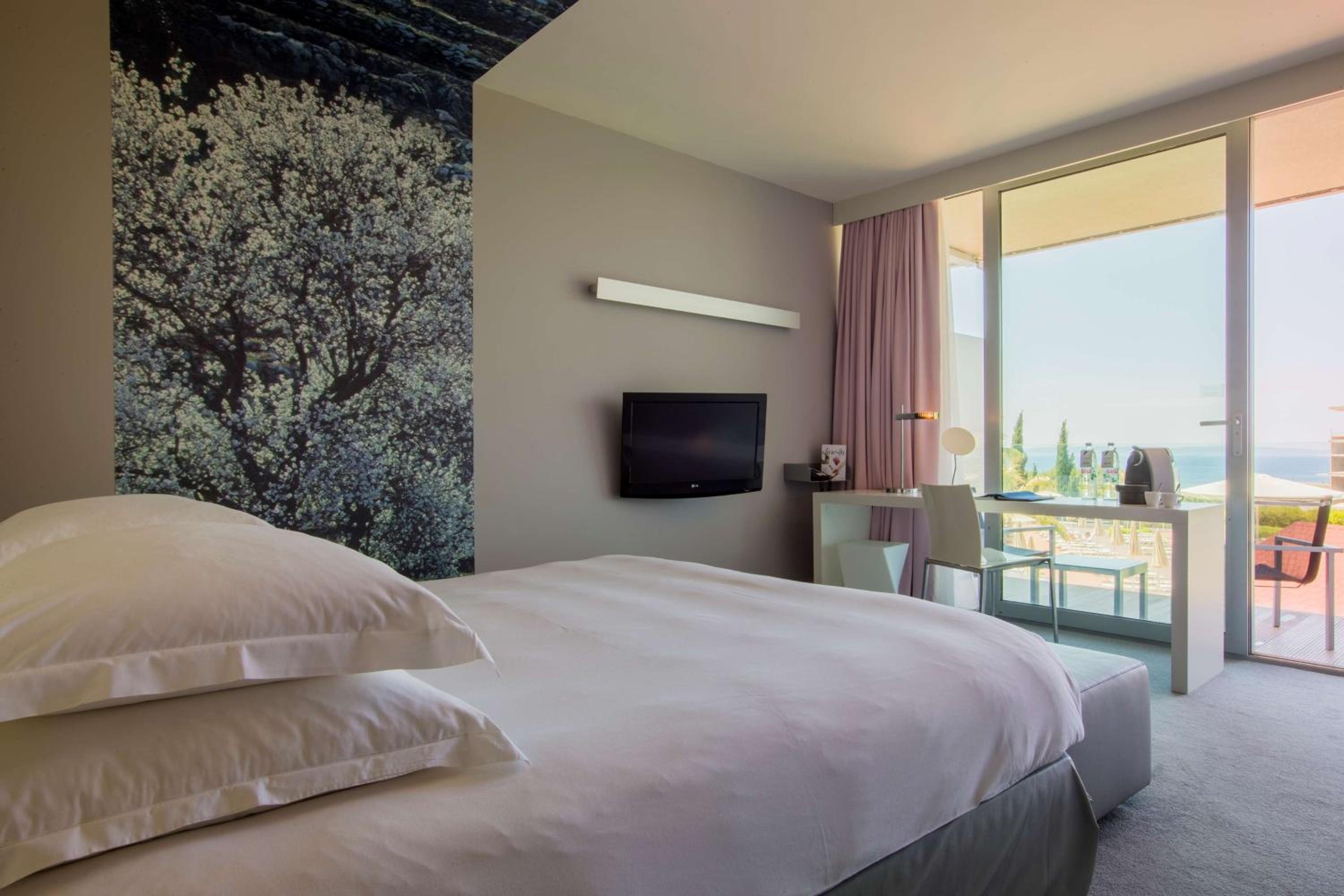 Superior Suite with Sea View and Balcony - Photo 2