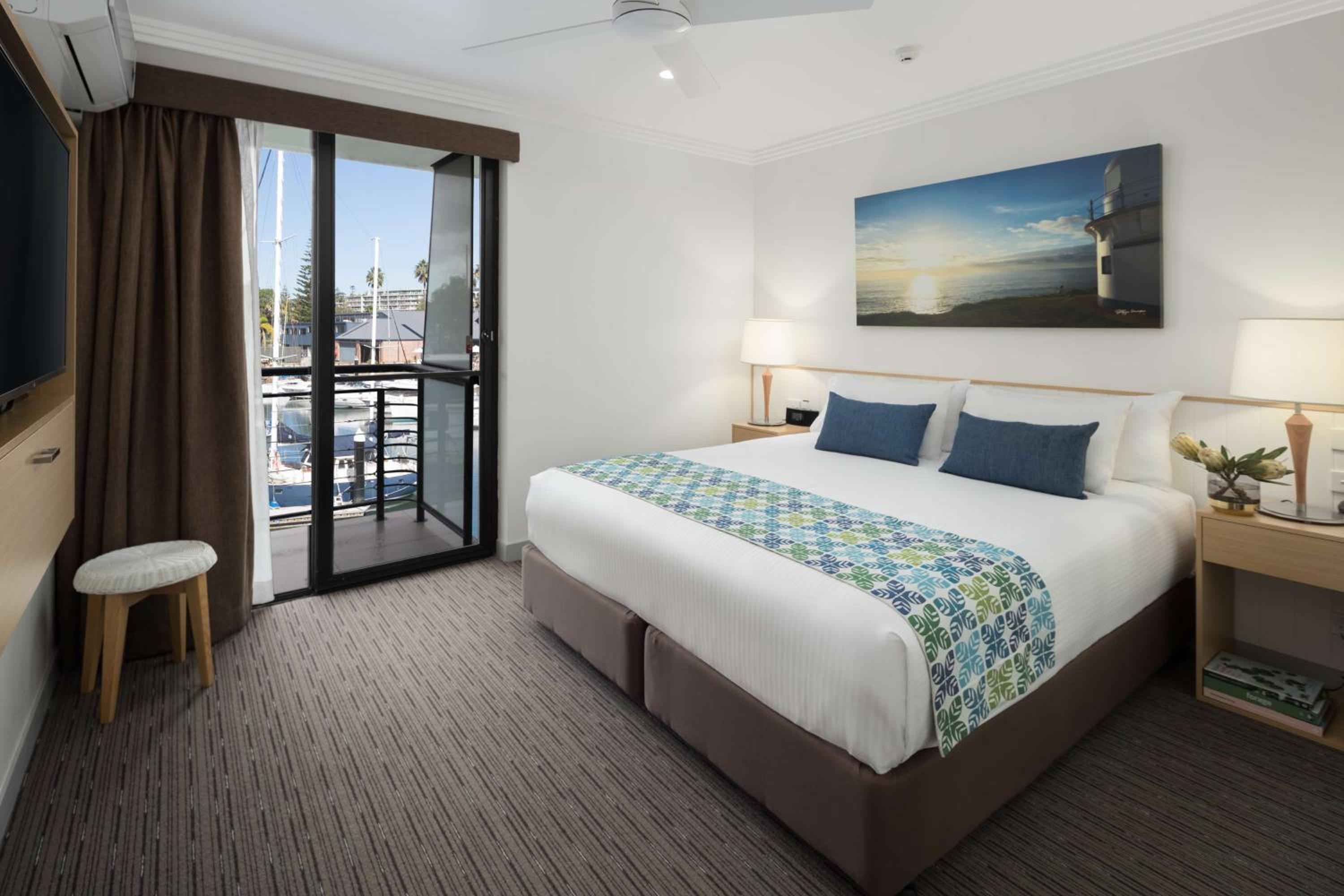 Executive Suite - Photo 2