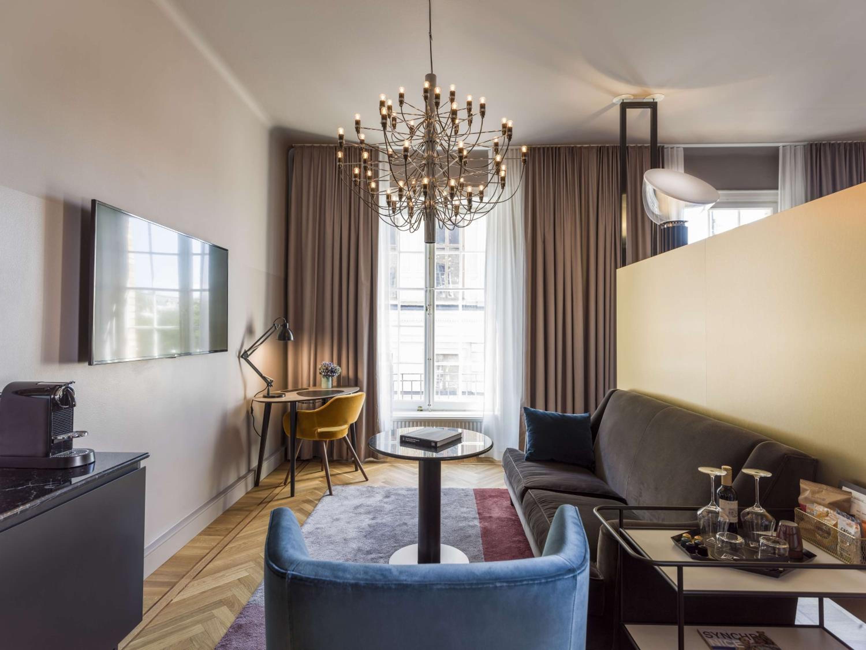 Junior Suite with City View - Photo 4