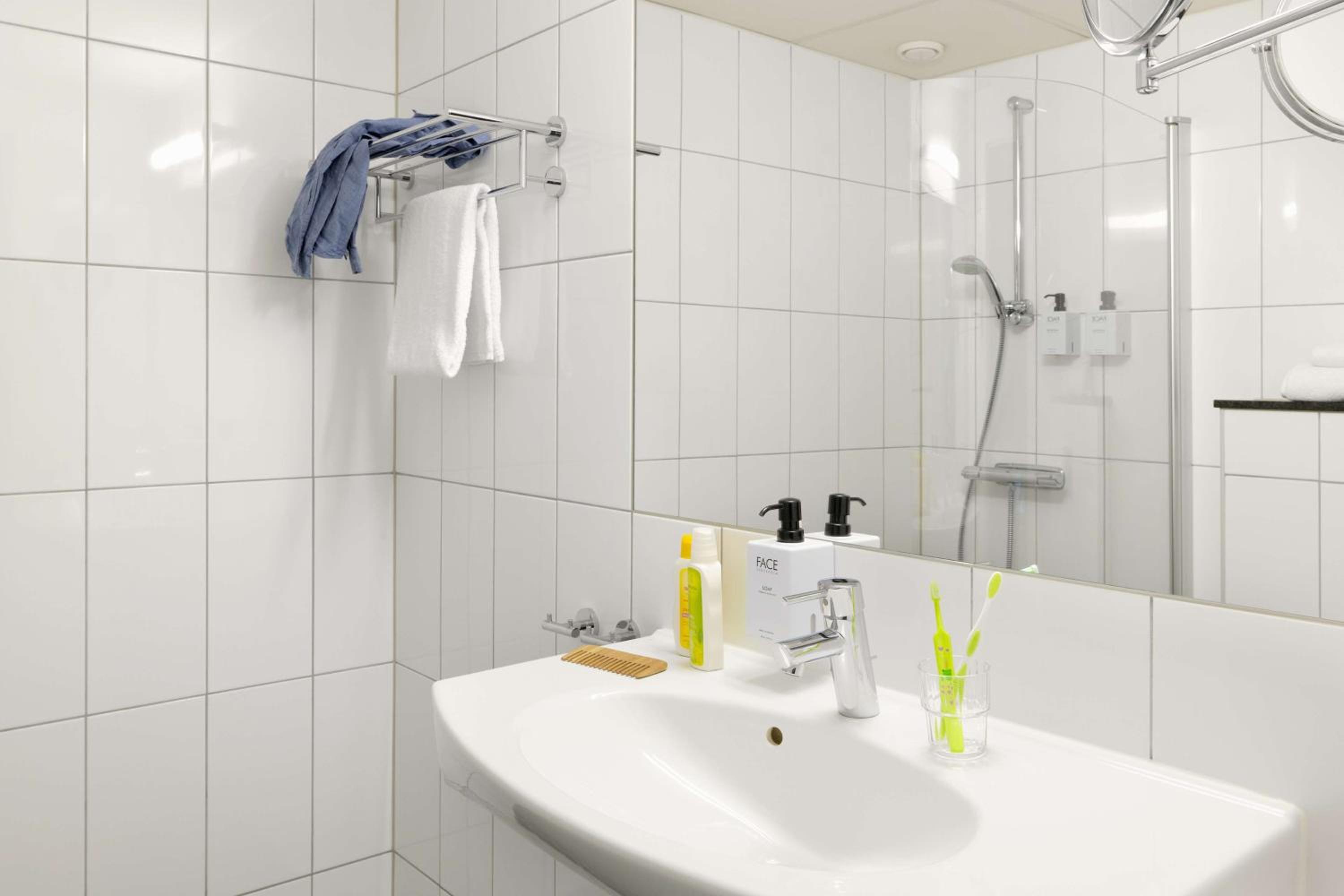 Standard Quadruple Room - Photo 5