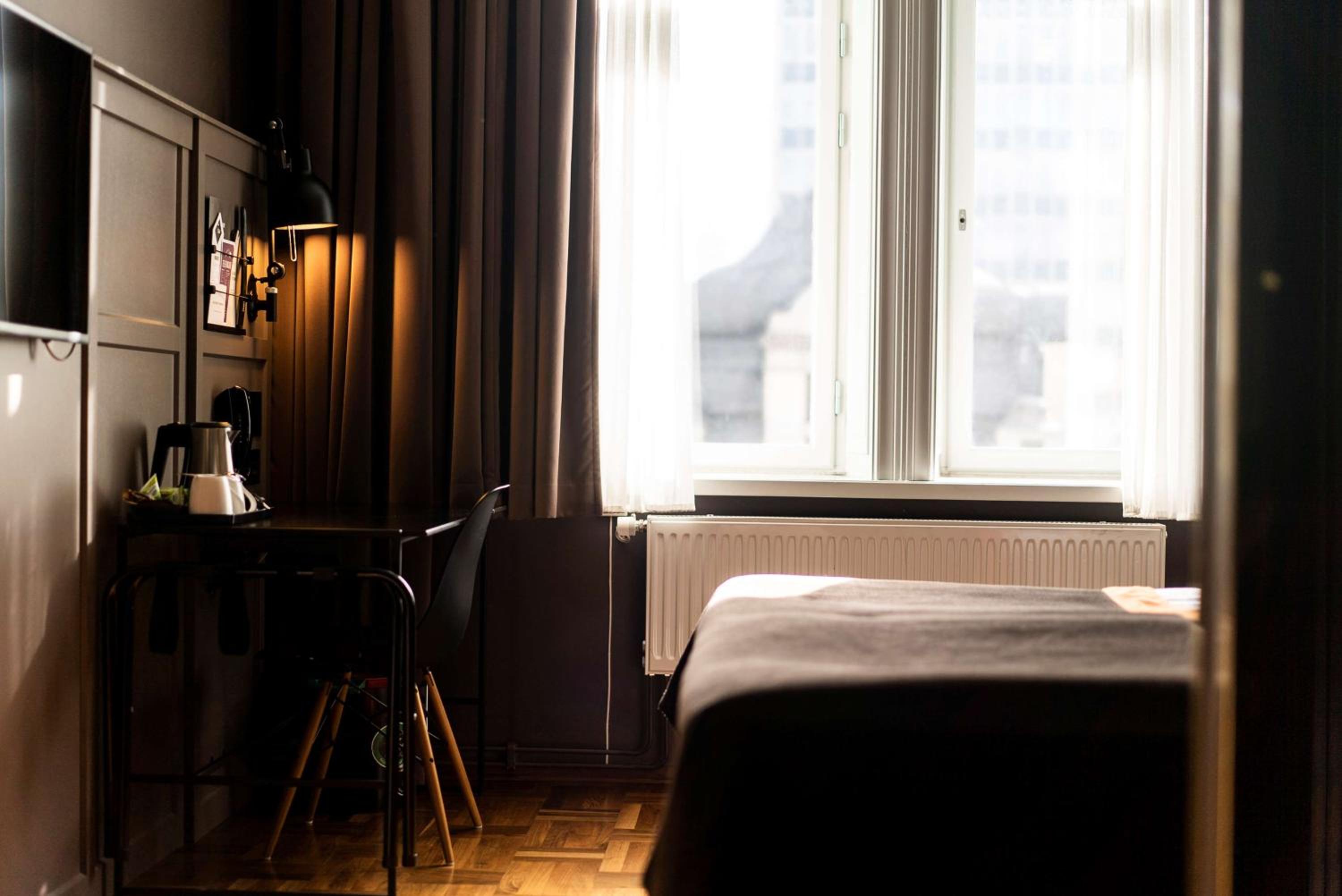 Superior King Room thumbnail 6
