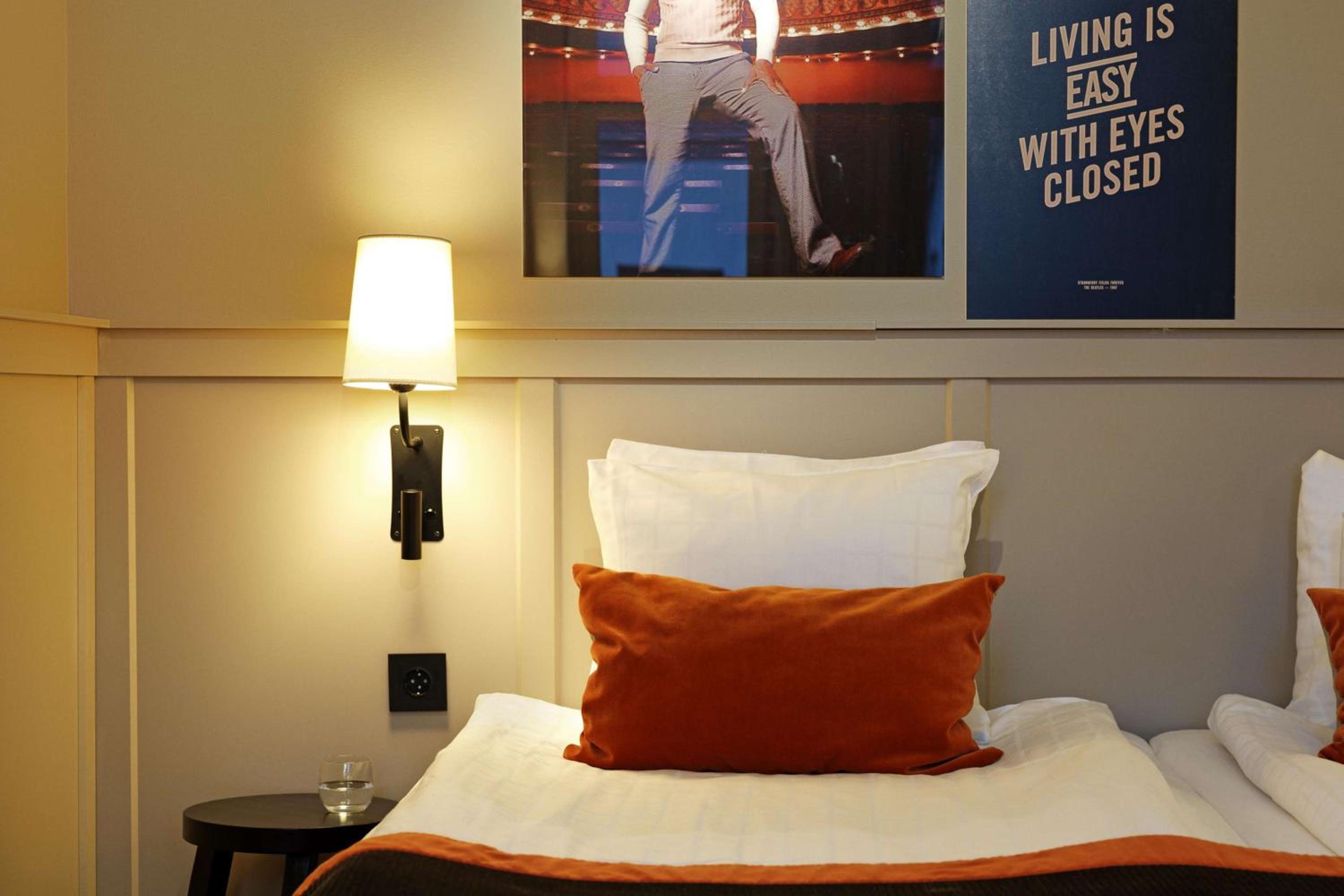 Standard Twin Room thumbnail 6