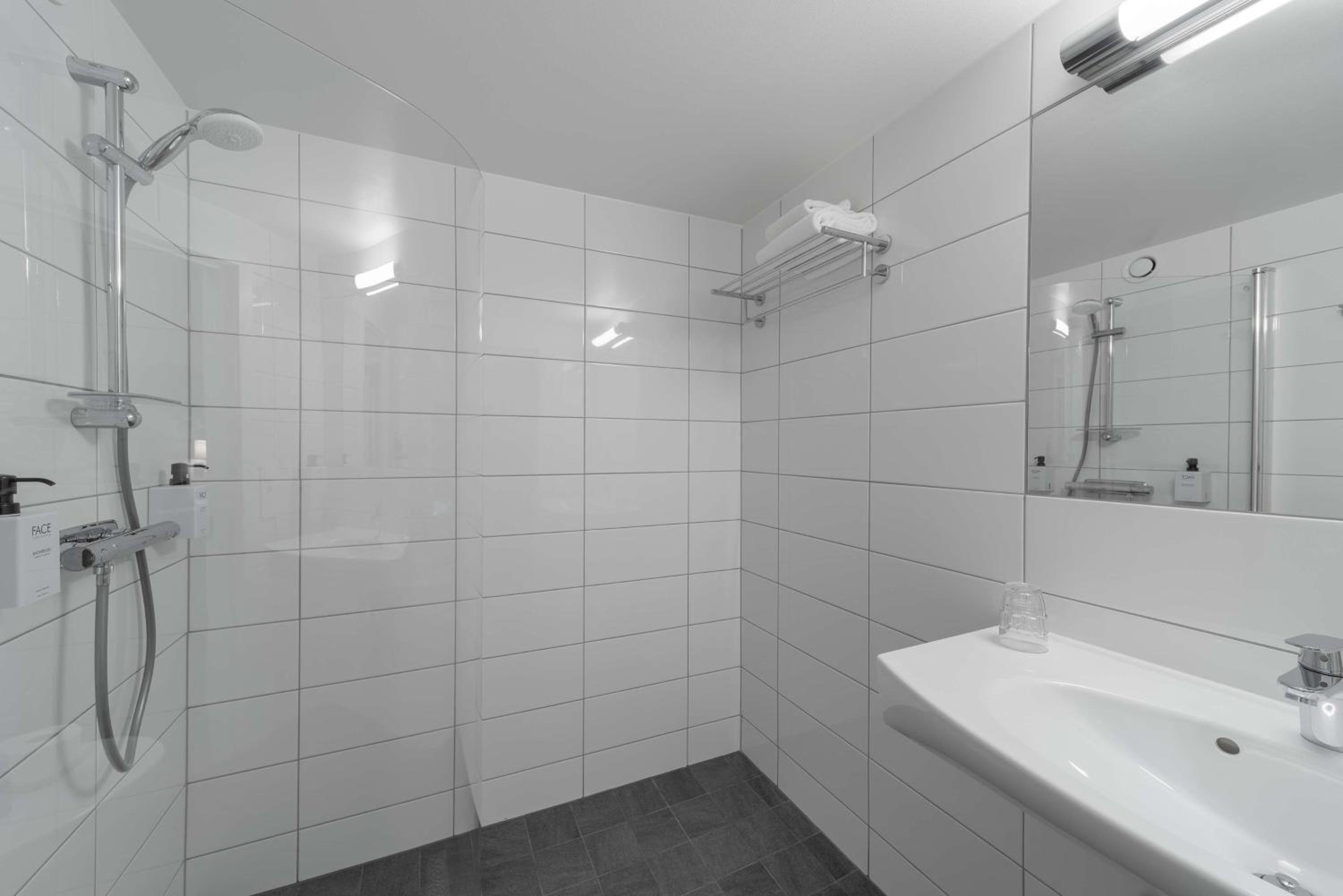 Standard Twin Room - Photo 7