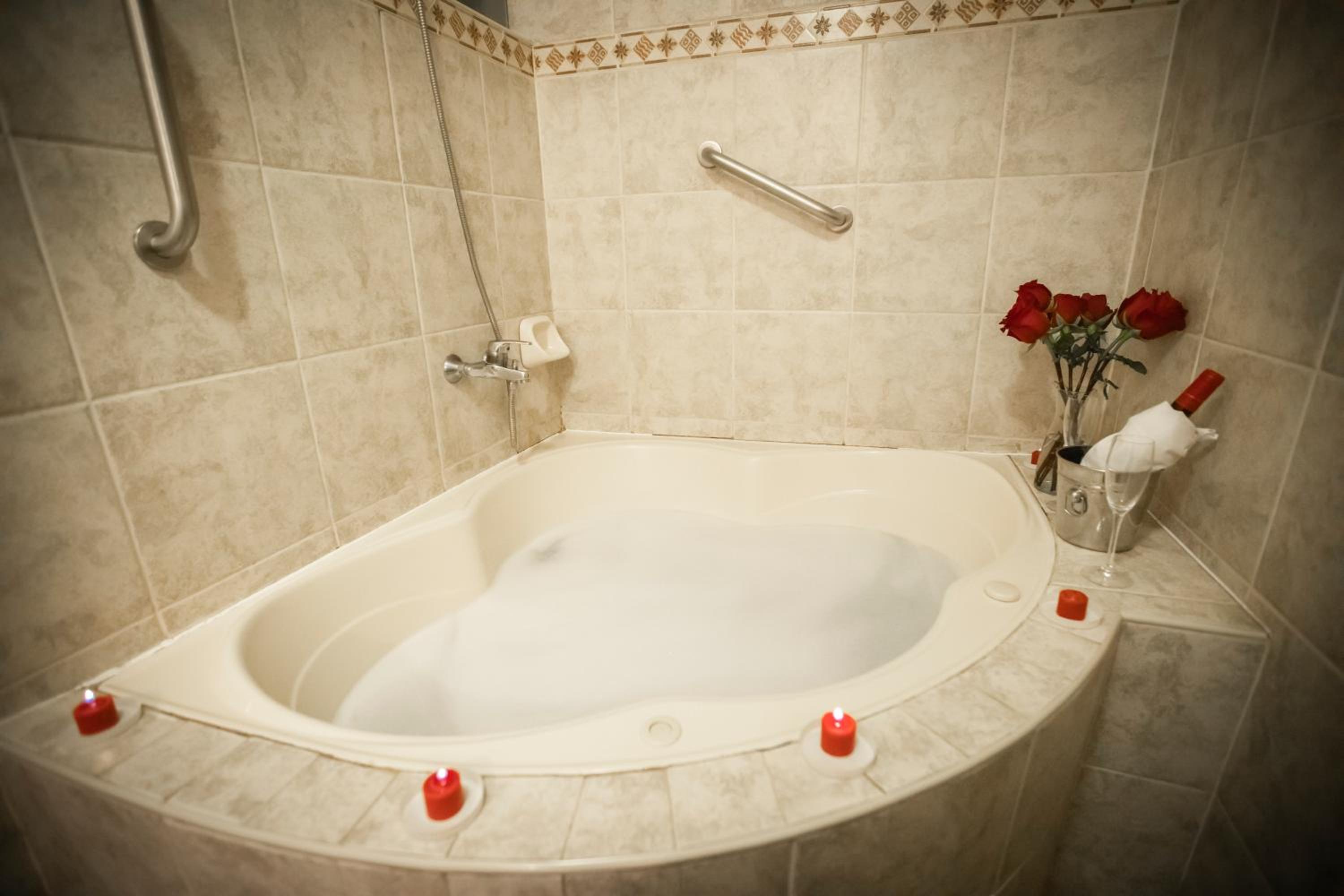 Suite with jacuzzi and balcony - Photo 3