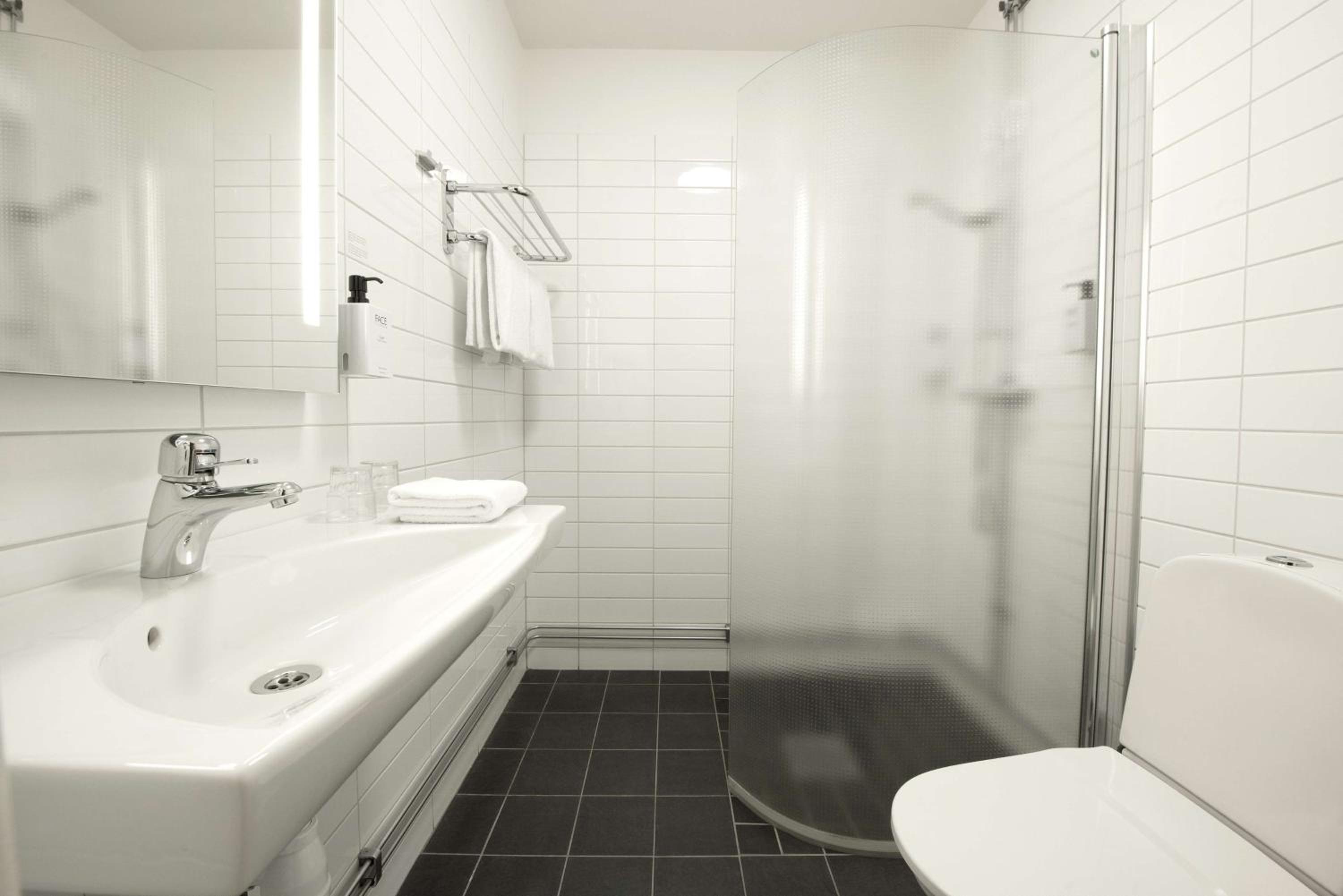 Standard Twin Room - Photo 3