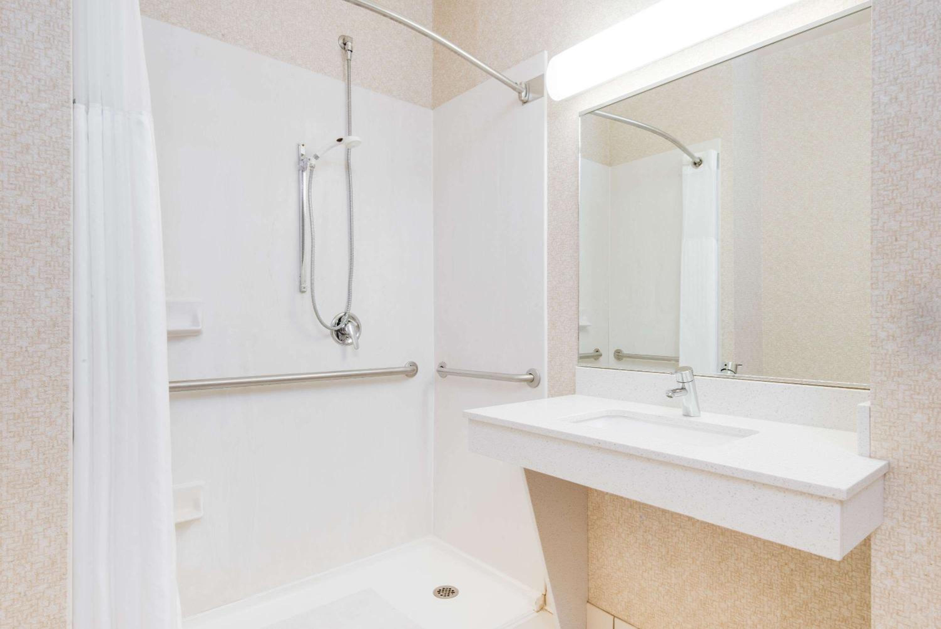King Room with Bath Tub - Mobility Accessible/Non-Smoking - Photo 6
